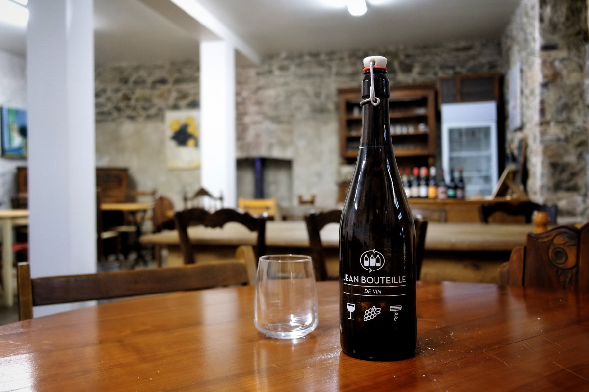 Venez découvrir ce commerce atypique situé sur un petit port des Côtes d'Armor très visité et animé.
Mêlant commerce local, restaurant et salon de thé vous travaillez dans une ambiance agréable, conviviale et d'échanges.
Equipé d'un labo aux normes de 60m2, d'une chambre froide de 9m2, vous pourrez -y concocter de bons petits plats, pâtisseries....
La clientèle locale, saisonnière, et de groupe est fidèle et apprécie ce lieu hors du commun. Un espace jeux pour enfant offre un plus....
Possibilité d'une location gérance saisonnière.

L'avis du Petit Futé sur LES HALLES DE DAHOUËT
Plaque millesim 2020
Ce hangar est une petite pépite. A l?intérieur, Claudine et Pascal Cachon y ont installé des chalets en bois pour abriter des échoppes de créateurs locaux et de produits d'épicerie locaux (épices, tisanes, fromages, charcuteries, cave à vin). Le lieu très vivant est adapté aux familles avec des jeux, et aux musiciens qui s'installent au piano. Au centre, les tables à manger permettent de déguster les plats du jour (traditionnel ou végétarien) cuisinés avec des produits frais, bio et locaux. Les pâtisseries sont aussi divines. Une flânerie s'impose !