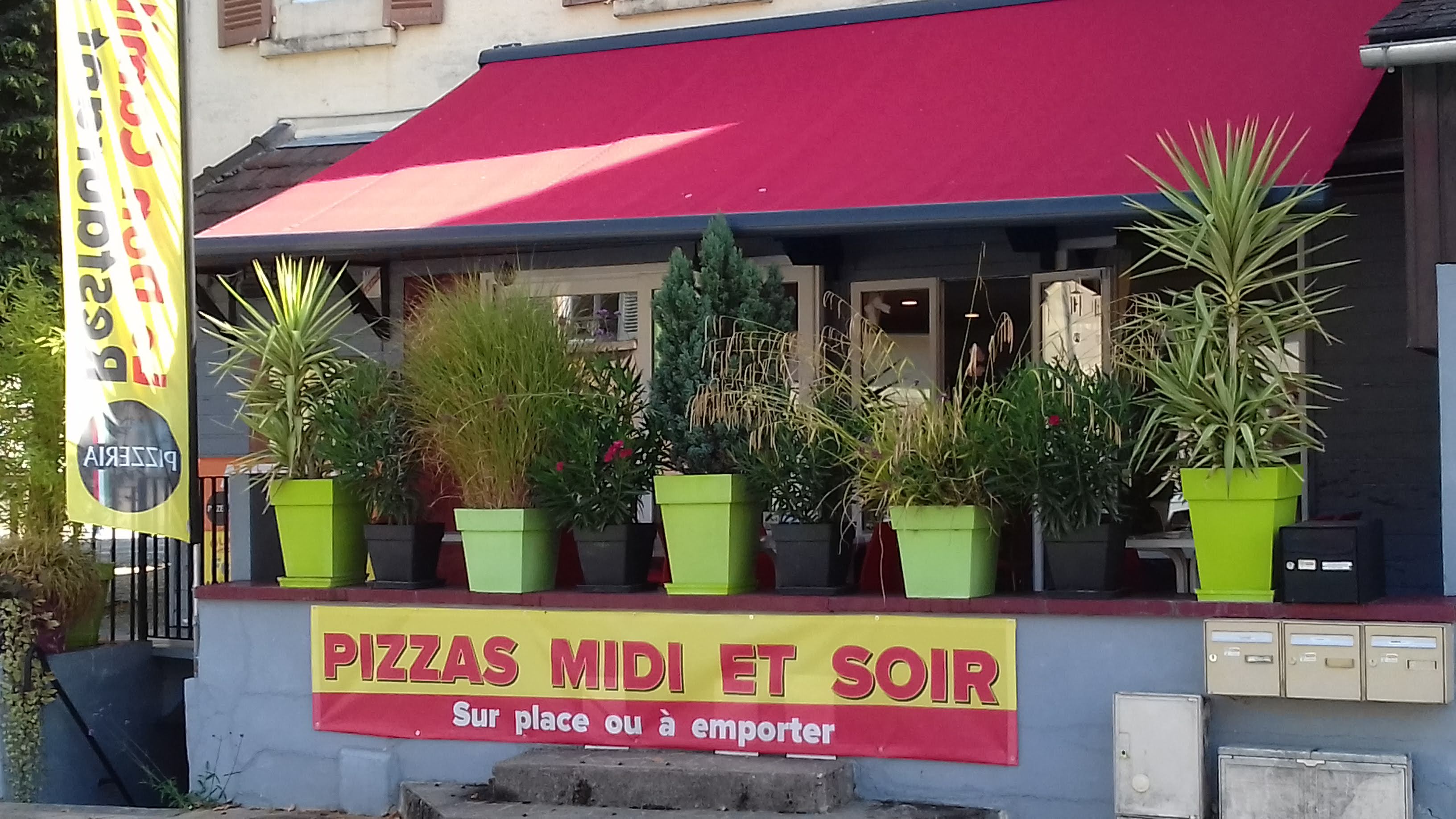 Vous êtes un(e) professionnel(le) passionné(e) ?
Vous souhaitez vous impliquer dans la vie d’une commune dynamique et attractive ?
Vous souhaitez reprendre un établissement emblématique et réputé ?
Vous recherchez un cadre de vie de qualité ?

Devenez gérant(e) du restaurant pizzeria Le Don Camillo, emblématique à Saint-Honoré-les-Bains (58), la station thermale du sud Morvan !

L'ENTREPRISE
Installés depuis 18 ans, les gérants souhaitent partir en retraite et céder cette pizzeria incontournable. Clientèle fidèle ou de passage, curistes et estivants venus des quatre coins du globe se côtoient durant la saison estivale dans ce restaurant. 

Clé en main, sans investissement à prévoir, emplacement idéal en plein coeur du bourg, cette entreprise offre un potentiel exceptionnel. 
Chiffre d'affaire constant de 90 000 € annuel (avril à fin octobre) avec possibilité d'ouvrir à l'année et développer l’activité bar, non exploitée actuellement.

Vous bénéficierez du contact avec les habitants attachés à leurs petits commerces et au cadre de vie qu'offre le village de Saint-Honoré-les-Bains, orienté vers le tourisme vert et le thermalisme.

 
DESCRIPTION DE L'ETABLISSEMENT
Etablissement spécialisé dans la restauration rapide, pizzeria, avec vente de plats sur place et à emporter.
Accessibilité personne à mobilité réduite.
Actuellement activité saisonnière ouvert d'avril à septembre avec un important flux lors de la période estivale. Capacité maximale de 50 couverts en intérieur (actuellement 26 couverts) et terrasse en sus.
Actuellement 2 exploitants au sein de la structure sans personnel.
Surface de vente 105 m², stockage 100 m² labo 42 m².

Matériel complet et fonctionnel avec un four à pizza électrique, chambres froides tropicalisé, saladette, laminoir, pétrin, piano... Pas d’investissements à prévoir.
Présence d’une licence IV incluse dans le fonds de commerce.


CONDITIONS COMMERCIALES
Prix de vente des murs : 190 000 €
Prix de vente du fonds de commerce : 65 000 €
Soit un total de 255 000 €

Possibilité de location du local : 770 € par mois

Possibilité d’acheter les murs avec trois logements à l’étage (2 deux pièces loués & 1 duplex libre à la location). Le bâtiment perçoit actuellement 22 200 € de loyer annuellement sous forme de SCI, taxe foncière 2 059 €.


LOCALISATION
Saint-Honoré-les-Bains (700 habitants), unique station thermale et unique station classée de tourisme de la Nièvre, est nichée dans un cadre naturel exceptionnellement préservé, au cœur du Parc naturel régional du Morvan. Surnommée “la station qui guérit”, elle est reconnue pour ses eaux thermales aux vertus curatives sur les voies respiratoires et apaisantes sur les rhumatismes. Elle est aussi tout naturellement propice aux soins de remise en forme et de bien-être.
Station à taille humaine, Saint-Honoré-les-Bains est une destination idéale en famille, qui possède toute la grâce d’une ville d’eau et le charme de la campagne. Avec son établissement thermal à l’architecture néo-classique, pour une cure ou un moment de détente, venez profiter des bienfaits de ses eaux thermales.

Saint-Honoré-les-Bains est connue depuis l’antiquité, mais c’est surtout à la fin du 18ème siècle que bourgeoisie parisienne et artistes s’y retrouvent pour chouchouter corps et esprits.
Aujourd’hui encore, il flotte dans l’air ce léger parfum suranné et il suffit de passer devant l’une des nombreuses villas « Belle Époque » pour remonter le temps. Une architecture à découvrir au fur et à mesure de vos balades en ville et en premier lieu à travers le bâtiment des Thermes et son superbe parc.
Un environnement sain dénué de toute pollution, allié à un riche patrimoine architectural… Saint-Honoré-les-Bains a de nombreux atouts pour vous faire goûter au tourisme durable !

Saint-Honoré-les-Bains est un village attractif et dynamique, inscrit dans le programme Villages d’avenir, piloté par l’Agence nationale de la cohésion des territoires (ANCT). 

 
DANS LE VILLAGE
    Professionnels de santé, pharmacie
    Thermes
    Casino
    Cinéma
    Campings, gîtes, meublés de tourisme     
    Restaurants
    Commerces divers (supérette, jardinerie, boulangerie, concept-store, coiffeurs, garages, etc)
    Marché le jeudi matin
    Services (bureau de poste, taxis, artisans, réparation informatique, office de tourisme, maison France Services)
    Artistes
    Ecoles
    Equipements culturels et sportifs, dont piscine municipale
    Associations diverses
    Médiathèque et pôle de convivialité

INFORMATIONS 
Découvrez plus d'informations sur le territoire en visitant les sites internet de la Communauté de Communes Bazois Loire Morvan, de l'office de tourisme Rives du Morvan et de Saint-Honoré-les-Bains :
https://www.bazoisloiremorvan.fr/
https://www.rivesdumorvan.fr/
http://www.st-honore-les-bains.com/