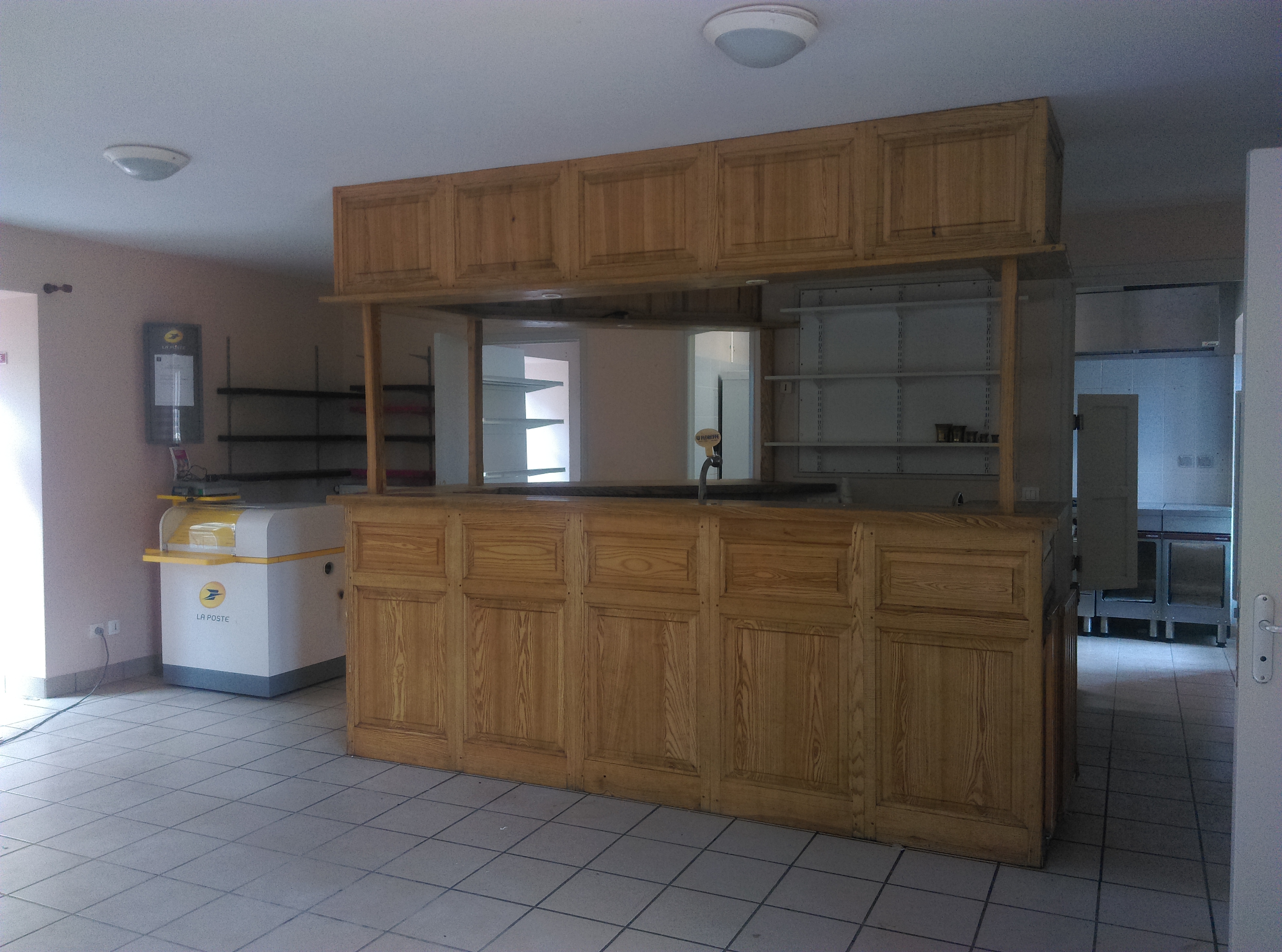 La Commune d’Auriac l’Eglise (15) cherche un(e) gérant(e) pour son commerce de type « Multiple rural » 
La commune, située entre Massiac et Blesle, compte 143 habitants. A 15 minutes de l’autoroute A 75, un peu plus d’une demi-heure de St Flour ou Issoire, Auriac-l’Église offre tous les atouts de la campagne, en permettant un travail salarié complémentaire si le/la gérant(e) souhaite venir s’installer en famille : un poste d’agent technique est d’ailleurs vacant (https://www.emploi-territorial.fr/offre/o015251104000617-agent-interventions-techniques-polyvalent-milieu-rural).
Ce commerce vise à apporter des services de proximité aux habitants, mais également à toucher une clientèle touristique. Randonnées, pêche, chasse… Les amateurs de tourisme vert se trouvent à la porte de leurs loisirs tout en restant près d’un grand axe routier.
Activités :
-	Bar
-	Restauration
-	Dépôt de pain
-	Epicerie
-	Point Vert Crédit Agricole
-	Point relais Poste
Les locaux du Multiple Rural ont été récemment rafraichis, sont accessibles pour PMR, et comportent :
-	Une salle bar/restauration de 40m², meublée, dans laquelle se situe également un espace épicerie et dépôt de pain. 25 couverts sont possibles simultanément. 
-	Une terrasse extérieure de 17m²
-	La clientèle est essentiellement composée d’ouvriers, de résidents secondaires et touristes.
-	Une cuisine équipée de 22m²
Pas de fonds de commerce à reprendre.
Un appartement est également proposé, au-dessus du commerce, comprenant 2 chambres et une mezzanine, non meublé, sur une surface de 90m².
Un système de chauffage au gaz assure le chauffage pour tout le bâtiment. 
Les loyers ont été fixés ainsi :
-	100 € pour le bail commercial du multiple rural
-	350 € pour l’appartement
Les atouts de cette location-gérance :
-	Un outil opérationnel sans besoin d’apport financier
-	Une diversité d’activités et la possibilité de développer différentes offres pour les habitants et ouvriers (quotidienneté) comme pour les touristes
-	La qualité de vie en milieu rural et à proximité de pôles urbains
Un accompagnement pourra être proposé au gérant dans sa prise d’activité, qui sera mis en relation avec les services de Hautes Terres Communauté et les partenaires économiques.
Les offres de reprise sont à envoyer par courrier à : Monsieur le Maire, Commune d’Auriac l’Eglise, ou par mail à mairie.auriac.leglise@orange.fr. Les candidatures devront comporter : 
-	Un CV du/de la gérant(e) indiquant vos diplômes et votre/vos expérience(s) ; 
-	une lettre d'intention, précisant vos motivations, vos perspectives pour développer l'activité ;
-	tout autre élément qui paraitrait judicieux pour valoriser la candidature. 
Pour tous renseignements complémentaires, vous pouvez contacter : 
-	Mairie d’Auriacl’Église : 04.71.73.91.28.
-	Amélie Julhes, animatrice développement économique Hautes Terres Communauté – 04.71.20.37.92 – animeco@hautesterres.fr
Les candidatures seront étudiées selon les critères suivants :
-	Compétences et expériences commerciales, et de gestion,
-	Qualité et capacité du/de la gérant(e) en matière de contact pour s’intégrer dans un bourg rural
-	Motivations