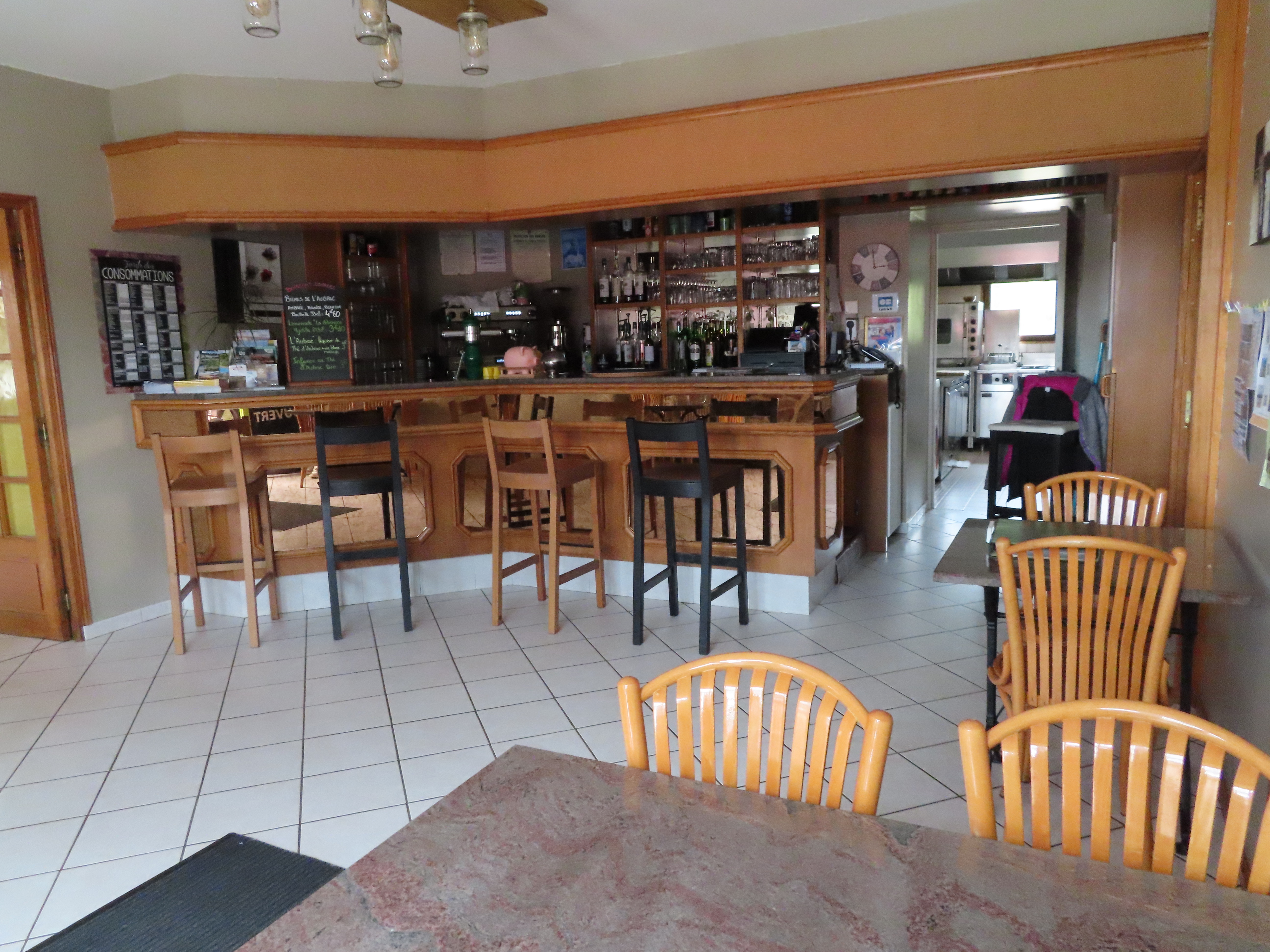 A reprendre, hôtel-restaurant de type « Auberge de Pays », idéalement situé au sein d’une commune d’environ 200 habitants, sur les contreforts de l’Aubrac et à proximité immédiate de l’autoroute A75 (axe Clermont-Ferrand – Montpellier).

L’établissement est exploité dans le cadre d’un bail commercial avec mise à disposition des locaux nus (sans mobilier ni matériel professionnel).

Le restaurant est composé d’une salle de bar de 36m²  (capacité : 12 personnes), une salle de restaurant de 47 m² (capacité : 48 couverts), une terrasse (capacité : 15 couverts), une cuisine de 31m², une réserve, des sanitaires distincts pour la clientèle et le personnel.

 L’hôtel permet d’accueillir 16 personnes réparties sur 7 chambres.

L’établissement bénéficie d’une clientèle diversifiée : locale et professionnelle, complétée par une fréquentation touristique. Sa situation sur le parcours du GR « Tour des Monts d’Aubrac » constitue un atout supplémentaire, notamment pour l’accueil de randonneurs.

Un logement de fonction est inclus dans le bail, comprenant trois chambres, un salon et des sanitaires.

Cette affaire conviendra particulièrement à un couple ou deux associés disposant de compétences complémentaires en hôtellerie-restauration, souhaitant s’inscrire dans un projet de développement en milieu rural.

Loyer mensuel : 1000 €/mois