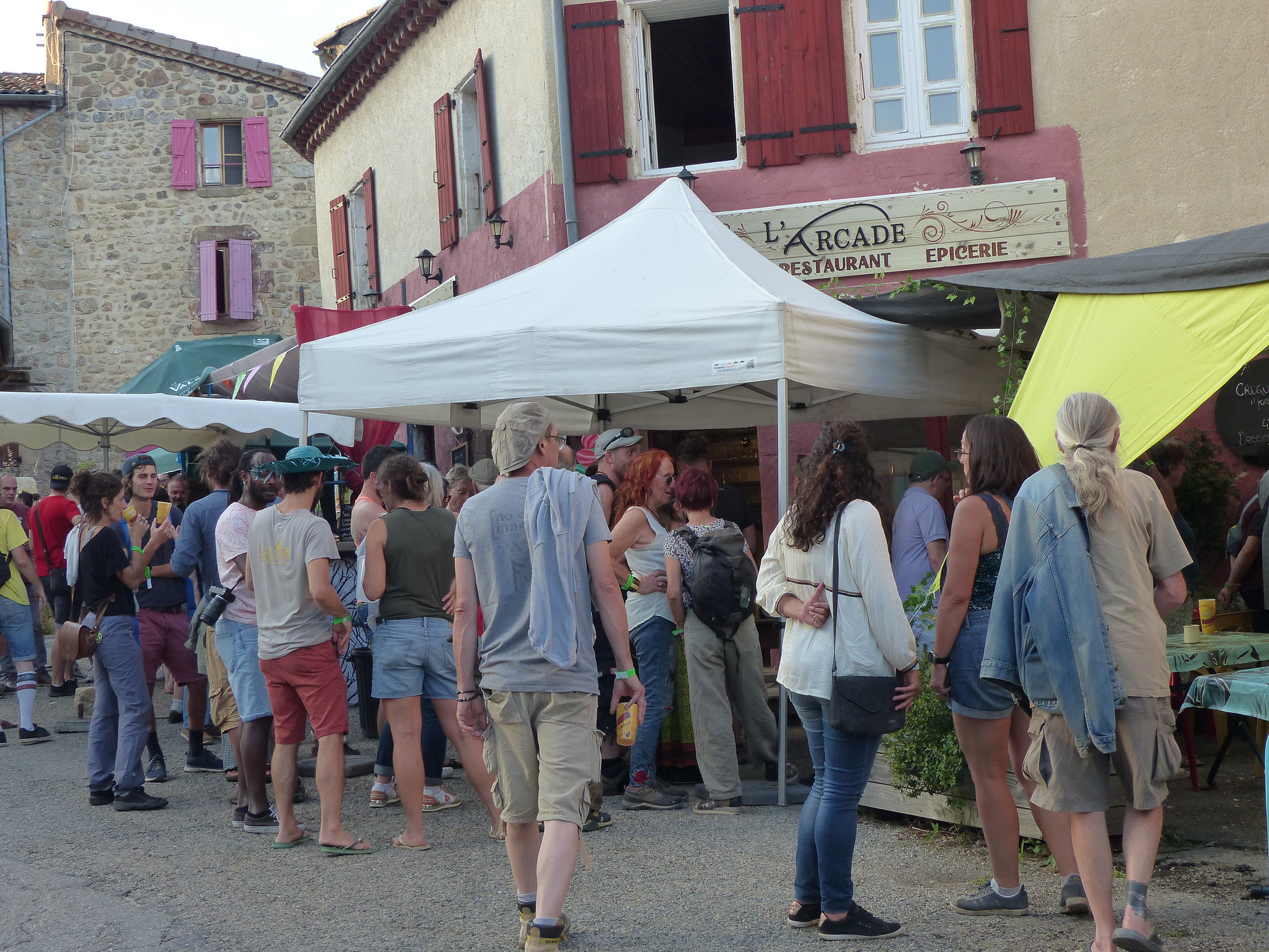 C'est un lieu idéal pour une envie de venir s'installer à la campagne. St Michel de Chabrillanoux est un très beau village situé sur la corniche de l'Eyrieux. La Dolce via, voix verte élue plus belle voix douce d'Europe est située à 10mn en voiture. Il y a de nombreux chemins de randonnées qui passent ou partent du village. Le village accueille aussi deux grands festivals "la Chabriole" musique actuelle et "Cabrioles" festival jeune public élu "festival phare en Ardèche". De plus les villageois se sont mobilisés autour du bar en créant une association porteuse d'évènements (conférence, concerts, soirée jeux...). Les villageois sont solidaires et accueillants. La mairie est un fervent soutien du bar/resto. Il y a une jolie école. Un camping avec piscine. De nombreux coins de baignades. Un sentier d'arts en paysage est au départ de la terrasse.
Si nous vendons ce lieu c'est que nous même sommes habitantes du village et que malheureusement l'ancien propriétaire était très souvent absent.  Les habitants trouvaient régulièrement porte close. Cependant, après avoir bien redressé le chiffre d'affaire et donner un caractère "lieu de vie", il nous semble raisonnable de revendre ce commerce à des gens qui souhaiteraient venir vivre à la campagne et trouver une terre d'accueil.
Nous travaillons avec les producteurs locaux qui sont nombreux. Cela donne un caractère propre à nos propositions culinaires. Ce bar peut obtenir le label "Bistrot de Pays" (rencontre et mis en relation avec cette association fortement favorable à l'obtention de notre lieu)