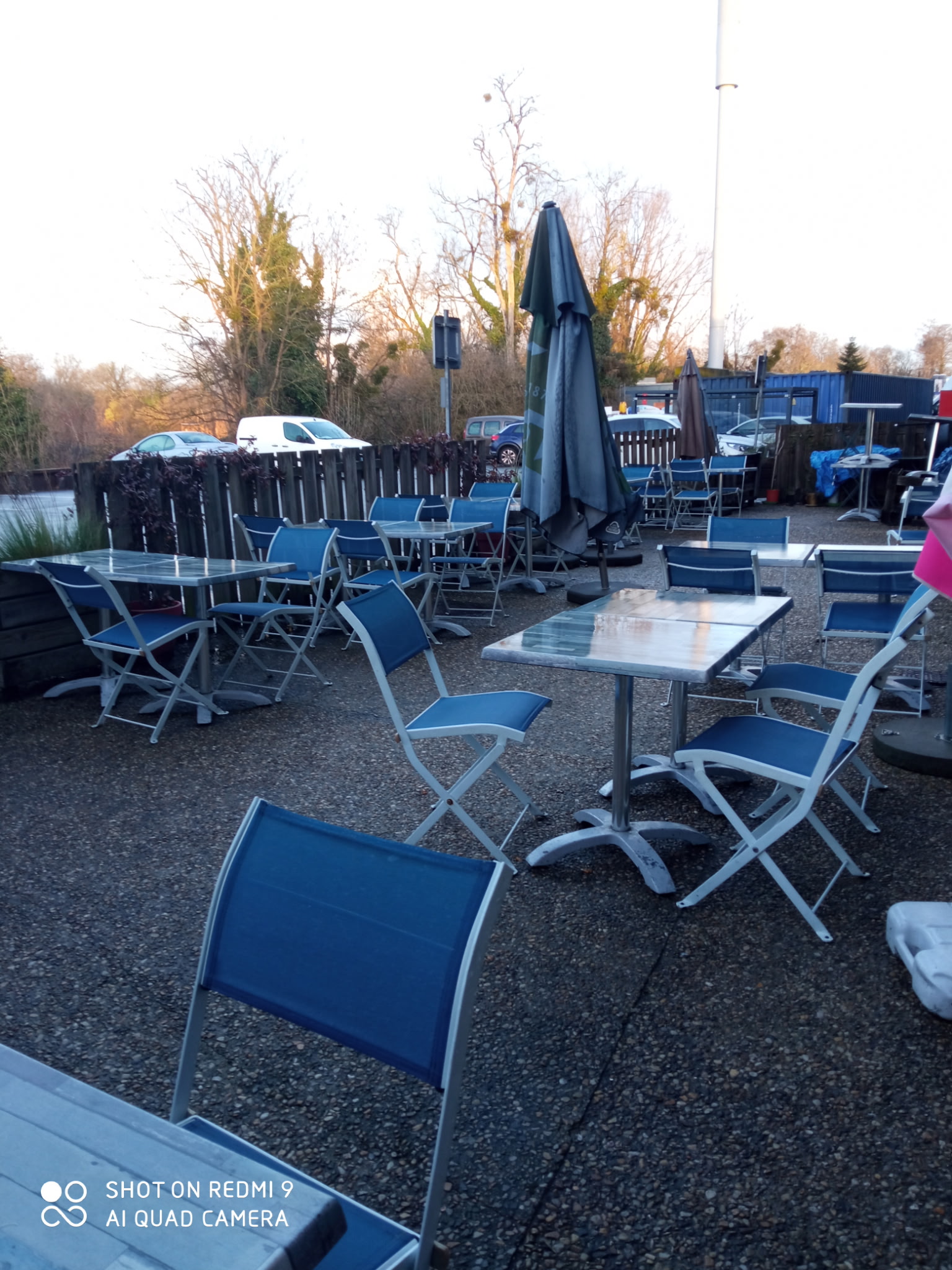 Vente fonds de commerce brasserie située dans galerie commerciale Centre Leclerc.( cause départ retraite)
Brasserie ouverte de 8 h 30 à 18 h 30 du lundi au samedi ( bar ) avec restauration de 12 h à 14 h uniquement.( 40 à 50 couverts de moyenne et possibilité d'ouverture le soir).
CA annuel 250 000 € HT 
salle de bar 30 personnes
salle de restaurant 60 personnes
terrasse 40 personnes
actuellement 2 CDI à 35 h semaine.