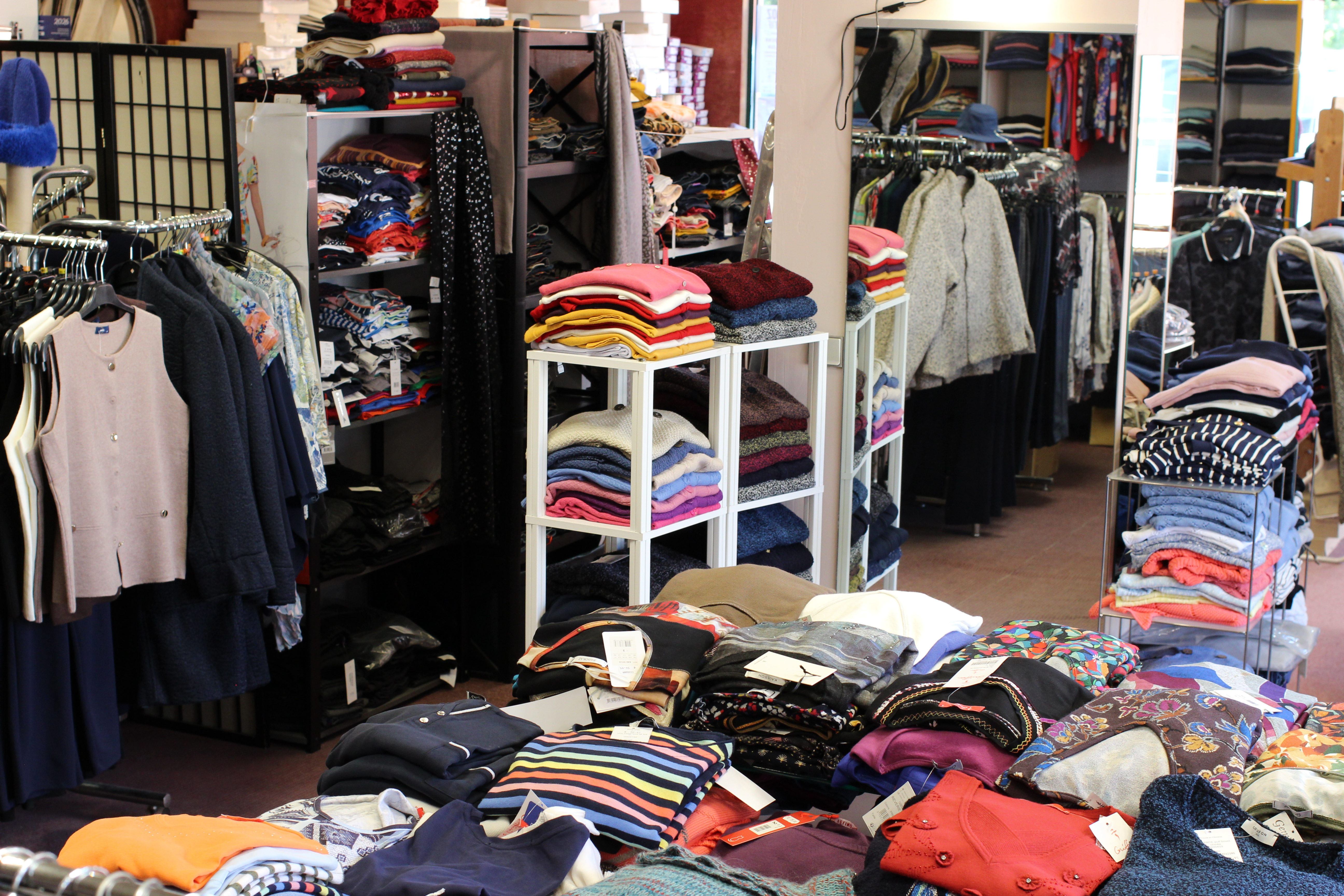 Après 39 ans d’activité, la boutique Clin d’Œil, située en plein centre-ville de Plouigneau,  cherche son ou sa repreneur(se) pour cause de départ à la retraite. 
Cette boutique indépendante propose du prêt-à-porter féminin et masculin, lingerie, sous-vêtements, linge de nuit, chaussettes, écharpes et accessoires, avec également des services  de retouches et dépôt pressing. Son offre, principalement orientée vers des vêtements confort, s’appuie notamment sur des marques reconnues comme Griffon, Armor-Lux, Plurielles, Playtex, Pionnier ou Perrin. L’activité est aujourd’hui réalisée à environ 80 % auprès d’une clientèle féminine. 
Clin d’Œil bénéficie d’une clientèle fidèle, construite depuis près de 40 ans, avec fichier clients et système de fidélité. 

Un emplacement privilégié en centre-ville 
Le commerce dispose de 105 m2, dont 80 m2 de surface de vente, et surtout d’une remarquable vitrine de 20 mètres linéaires, offrant une excellente surface lumineuse pour une grande visibilité. 
Il se trouve au cœur d’une commune de plus de 5 000 habitants, dans un environnement commerçant dynamique avec de nombreux services : pharmacie, centre médical, poste, médiathèque, banques, commerces alimentaires, chausseur, opticien, coiffure, institut de beauté, etc… Le local est situé à proximité directe d’un grand parking gratuit 

Une reprise accessible avec un fort potentiel de développement
Le commerce est proposé à 39 000 €, comprenant l’enseigne, le nom commercial, le mobilier, le matériel ainsi que le fichier clients. Le stock, actuellement estimé à 20 000 €, est à négocier avec le repreneur. 
Les murs commerciaux de 105 m2 sont disponibles à : 
	•	La location : 950 €/mois (charges comprises) dans le cadre d’un bail 3-6-9   
	•	La vente au prix de 165 000 €.  Avec un chiffre d’affaires actuel stable, l’activité présente un réel potentiel de croissance : nouvelles gammes, modernisation du magasin, communication digitale, click & collect, développement de ventes auprès des EHPAD...  La cédante est prête à accompagner son ou sa repreneur(se) dans la durée, afin de faciliter la transmission du commerce, de son fonctionnement et de sa clientèle.  Contact : Mme Martine Herry 06 26 05 42 82 – clindoeil29@laposte.net