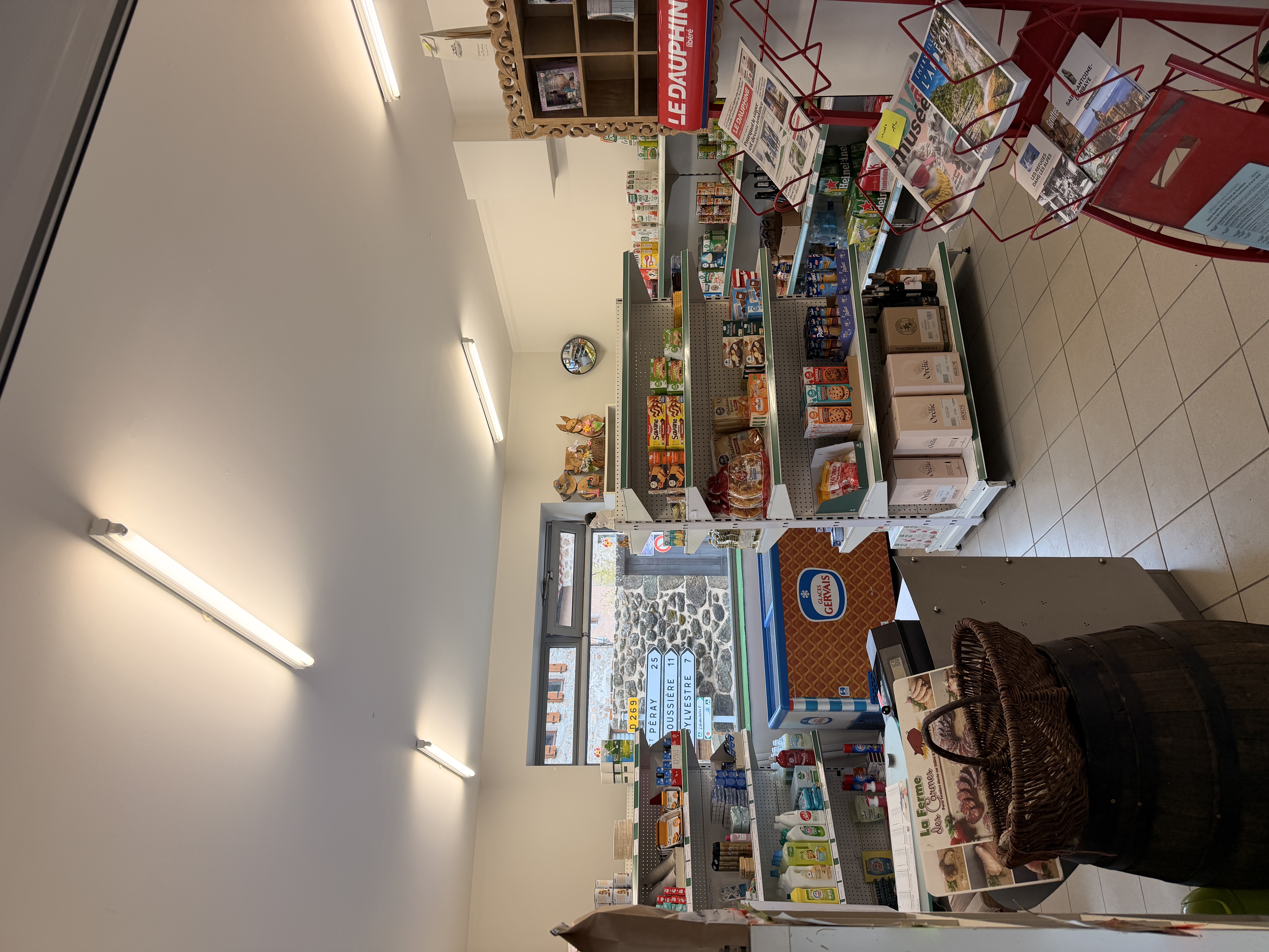 À vendre fonds de commerce multiservices incontournable dans la vie locale, bénéficiant d’une clientèle fidèle et d’un fort potentiel de développement. Cause de départ en retraite au 31/08/2026. Locaux entièrement rénovés en 2012. 
Activité idéale pour un couple ou une personne souhaitant s’investir dans un commerce de proximité polyvalent.

Situé dans un village vivant avec :
- Boulangerie
- Marché hebdomadaire le dimanche
- École primaire
- Passage du bus scolaire pour collège et lycée 

Activités actuelles :
- Épicerie (produits de première nécessité, produits du terroir)
- Bar avec débit de boissons – Licence IV détenue par la mairie, nécessitant une formation. 
- Possibilité de créer une restauration sur place
- Coin presse (hebdomadaires locaux)
- Relais colis (Chronopost/Pick up)
- Services : photocopies, télécopies, accès internet, impressions
- Agence postale communale rémunérée par la mairie (revenu complémentaire)

Locaux :
- Rez-de-chaussée complet dédié à l’exploitation
- Deux pièces à l’étage
- Partie nord du premier étage à usage privatif et stockage
- Cave sous la partie nord du bâtiment
- Terrasse extérieure

Conditions :
- Murs appartenant à la mairie
- Loyer à définir avec la mairie
- Commerce clé pour la vie du village
- Fort potentiel de développement (restauration, animations, services…)

Affaire saine, idéale pour projet de reconversion ou installation en milieu rural avec qualité de vie.