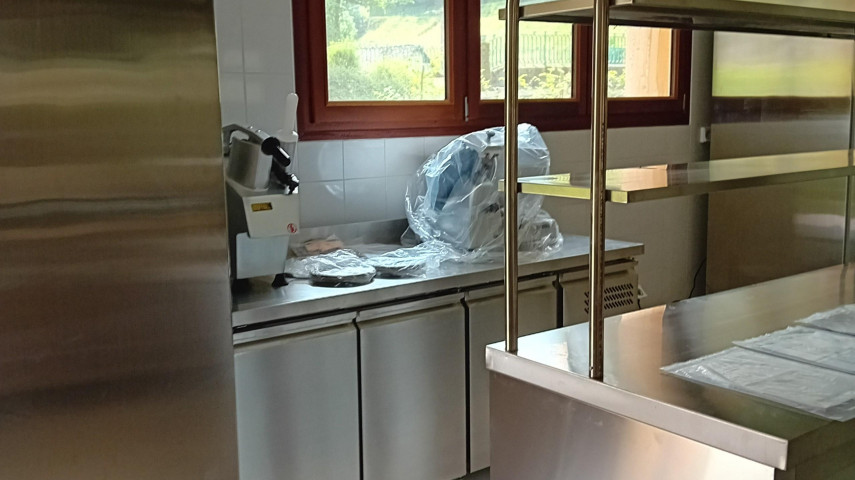 La commune de Fontanges (15) cherche un(e) gérant(e) pour son Bar Restaurant avec épicerie

Bar/restaurant salle de 40 couverts, 1 wc adapté aux normes PMR

+ 1 cuisine toute équipée

Une terrasse à l'avant et une à l'arrière le long de la rivière l'Aspre.

Un grand espace épicerie.

Un parking

Pour tous renseignements, contacter la mairie au 04 71 40 71 49
