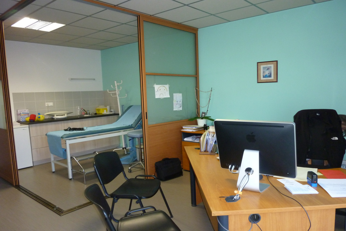 La Maison de Santé de Billé, constituée d'une équipe de professionnels dynamiques, recherche 2 médecins afin de  garantir la continuité  médicale des 1500 patients suivis auparavant . La situation à laquelle sont confrontés les patients est urgente. 
La Maison de Santé est située au coeur de la conviviale commune de Billé comprenant 1070 habitants, à 10 minutes de Fougères, 15 minutes de Vitré et 40 minutes de Rennes.
Les locaux sont neufs et très bien équipés, permettant d'accroître l'activité médicale pour 3 médecins généralistes. Studio disponible au 1er étage. Pharmacie et commerce de proximité attenants. 
Le SIVOM, propriétaire de la Maison de Santé, regroupant les communes de Billé, Combourtillé et Parcé, accorde des loyers modérés et un partage des charges. 
La patientèle semi rurale est très agréable et enrichissante. 
Une équipe pluridisplinaire vous accueillera, à savoir : 2 kinésithérapeutes, 2 cabinets infirmiers, 1 orthophoniste, 1 pédicure-podologue. Tout est mis en oeuvre pour que votre future activité puisse s'exercer dans des conditions agréables.