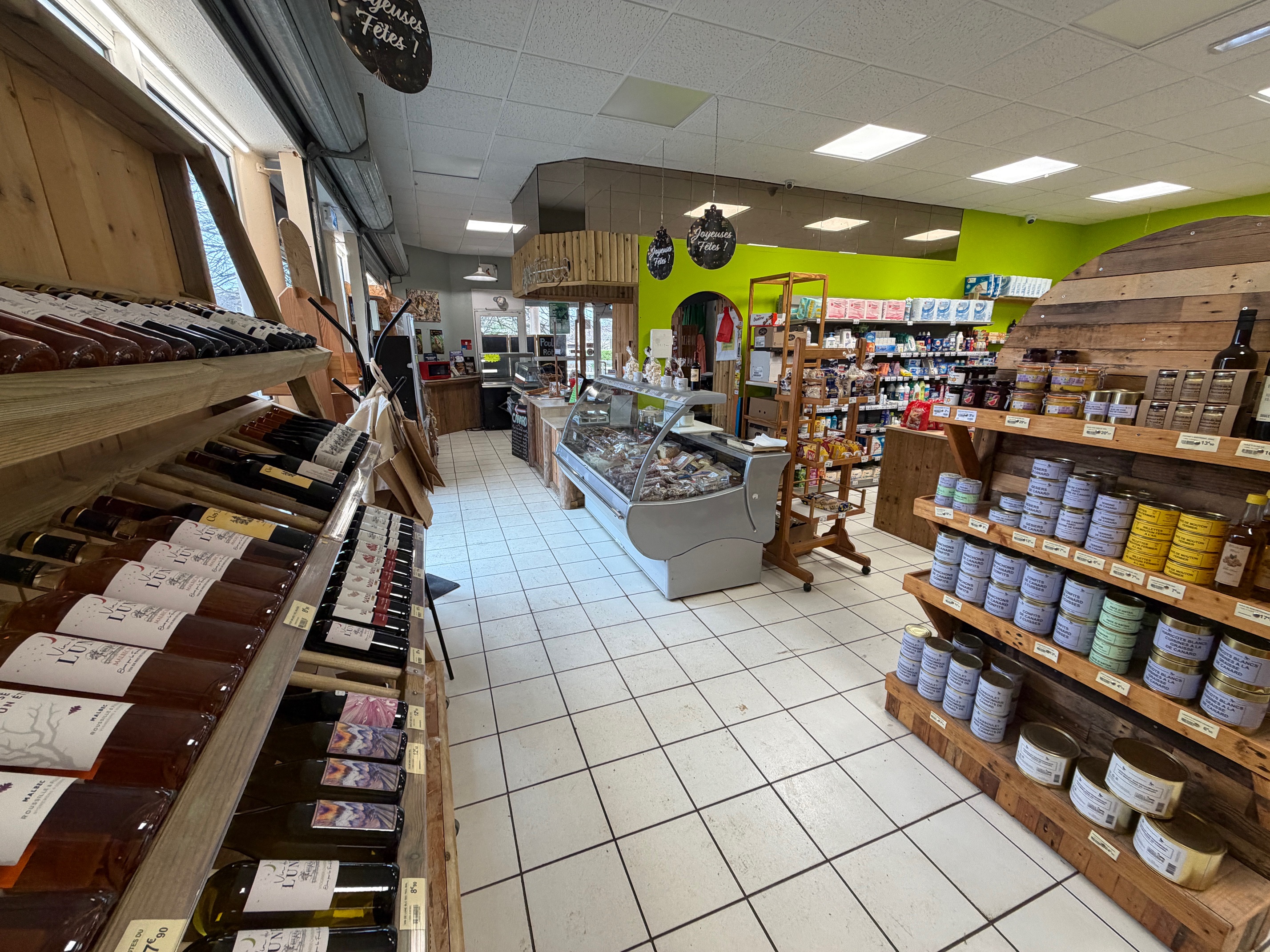 Description:

À reprendre – Épicerie · Bar · Snack de village – Le Cinfeuil – Saint-Pierre-Lafeuille (46090)

Au cœur d’un village vivant et solidaire du Lot, Le Cinfeuil est une épicerie-bar-snack de proximité pleinement fonctionnelle, véritable pilier de la vie locale, aujourd’hui proposée à la reprise.

Le commerce est situé à Saint-Pierre-Lafeuille, sur un axe routier stratégique et très fréquenté : la D820, anciennement route nationale N20, reliant directement la sortie nord de l’autoroute A20 à Cahors.
Cette situation offre une excellente visibilité et un flux régulier de clientèle locale et de passage.

Les locaux appartiennent à la mairie, garantissant un cadre sécurisé et pérenne, avec un loyer modéré de 700 € / mois.

Activités en place
Le commerce fonctionne actuellement avec :

Épicerie de proximité (produits du quotidien et dépannage)

Bar convivial, point de rencontre du village

Snack / petite restauration

Dépôt de pain

Vente de produits locaux

Animations et événements réguliers

Relais de services de proximité

L’ensemble de ces activités est déjà opérationnel et bien identifié par la clientèle.

Conditions de cession
Vente du fonds de commerce

Prix : 90 000 € + stock, hors frais de notaire

Locaux communaux – loyer mensuel : 700 €

Ce commerce conviendra parfaitement à un couple ou à une personne souhaitant :

S’installer durablement en milieu rural

Reprendre une activité existante, saine et reconnue

Bénéficier d’un emplacement stratégique sur un axe très passant

Allier commerce, lien social et qualité de vie

Une opportunité rare pour un projet de vie et d’entreprise en milieu rural, avec une activité complète déjà en place et un emplacement premium.

Renseignements complémentaires sur demande.

enlever ça Animations et événements réguliers Relais de services de proximité
Voici le texte final corrigé, conforme à vos indications et prêt à diffusion :

À reprendre – Épicerie · Bar · Snack de village – Le Cinfeuil – Saint-Pierre-Lafeuille (46090)

Au cœur d’un village vivant du Lot, Le Cinfeuil est une épicerie-bar-snack de proximité pleinement fonctionnelle, véritable lieu de vie local, aujourd’hui proposée à la reprise.

Le commerce est situé à Saint-Pierre-Lafeuille, sur un axe routier stratégique et très fréquenté : la D820, anciennement route nationale N20, reliant directement la sortie nord de l’autoroute A20 à Cahors.
Cet emplacement offre une excellente visibilité ainsi qu’un flux régulier de clientèle locale et de passage.

Les locaux appartiennent à la mairie, assurant un cadre stable et pérenne, avec un loyer modéré de 700 € / mois.

Activités en place
Le commerce fonctionne actuellement avec :

Épicerie de proximité (produits du quotidien et dépannage)

Bar convivial, point de rencontre du village

Snack / petite restauration

Dépôt de pain

Vente de produits locaux

Conditions de cession
Vente du fonds de commerce

Prix : 90 000 € + stock, hors frais de notaire

Locaux communaux – loyer mensuel : 700 €

Ce commerce conviendra parfaitement à un couple ou à une personne souhaitant :

S’installer durablement en milieu rural

Reprendre une activité existante, saine et reconnue

Bénéficier d’un emplacement stratégique sur un axe très passant

Allier commerce, lien social et qualité de vie

Une opportunité rare pour un projet de vie et d’entreprise en milieu rural, avec une activité complète déjà en place et un emplacement privilégié.

Renseignements complémentaires sur demande.