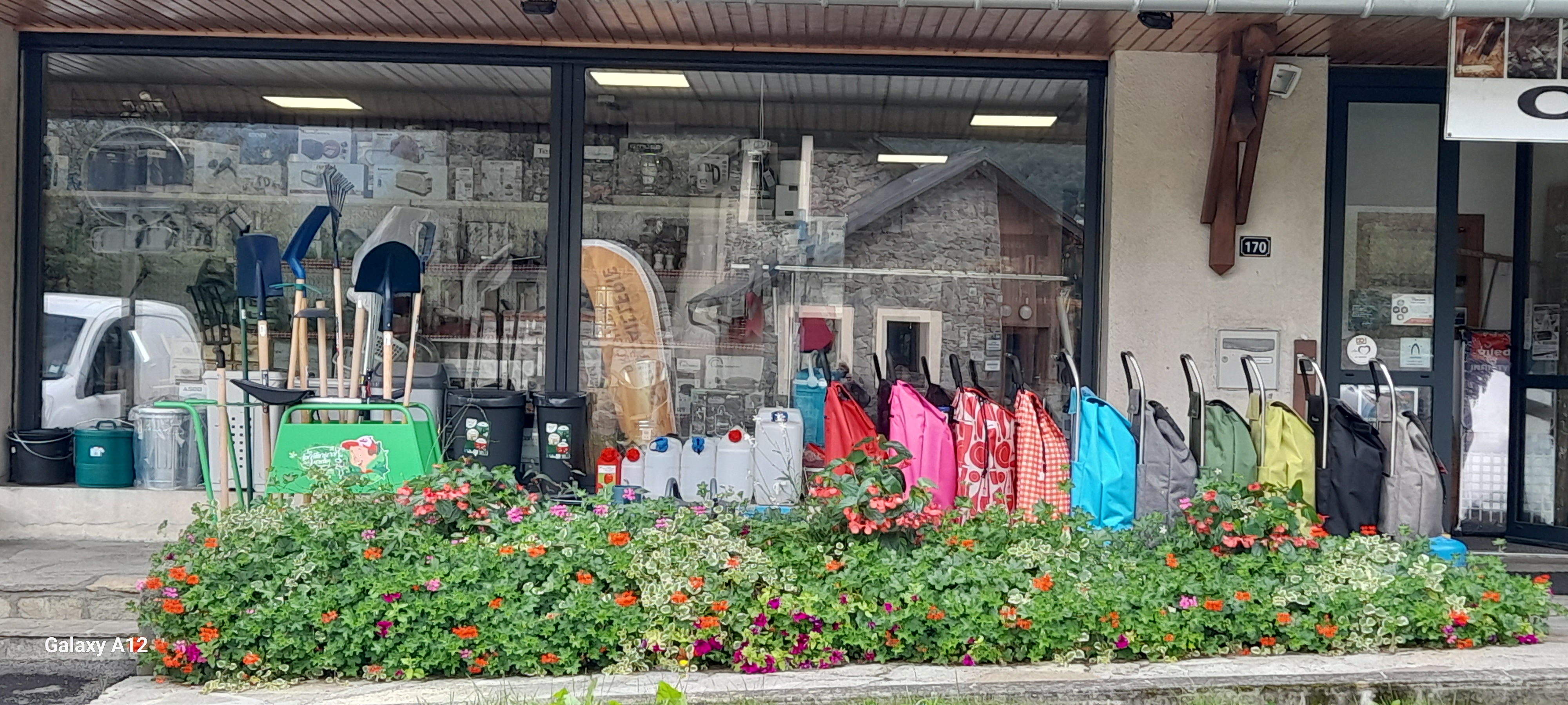 Cause départ retraite, vends fond de commerce exclusif quincaillerie (surface de vente 90 m² - 2 pièces de 20 m² faisant office de réserve  - 1 bureau de 20 m² - 1 kitchenette de 4 m² soit 154m²) Grande vitrine 5 m + SAS d'entrée vitré. 
Parking et accès PMR
Livraison facile d'accès

Situé à l'entrée et/ou sortie de Bourg d'Oisans (LABEL ville à vélo)

La clientèle s'étend de Livet et Gavet en passant par Allemond/Vaujany/Villard-Reculas/Oz en Oisans/Alpe d'Huez/Auris/les 2 Alpes et de nombreux villages de montagne jusqu'au Briançonnais (05).

Fréquentation : 
Pendant les vacances scolaires -> touristes et locaux, avant/après -> loueurs et locaux. 
Vacances d'été (50 à 75 personnes/jour (touristes, loueurs, locaux). 
Hors vacances et tout au long de l'année -> loueurs, saisonniers, locaux, commerçants et Administrations de l'Oisans.

Nombreux évènements à Bourg d'Oisans : concerts, pièces de théâtre, Fête des Minéraux, la Grande Foire, le Marché de Noël, Tour de France et aux alentours : la marmotte, tomorrowland, alpe d'huzes...