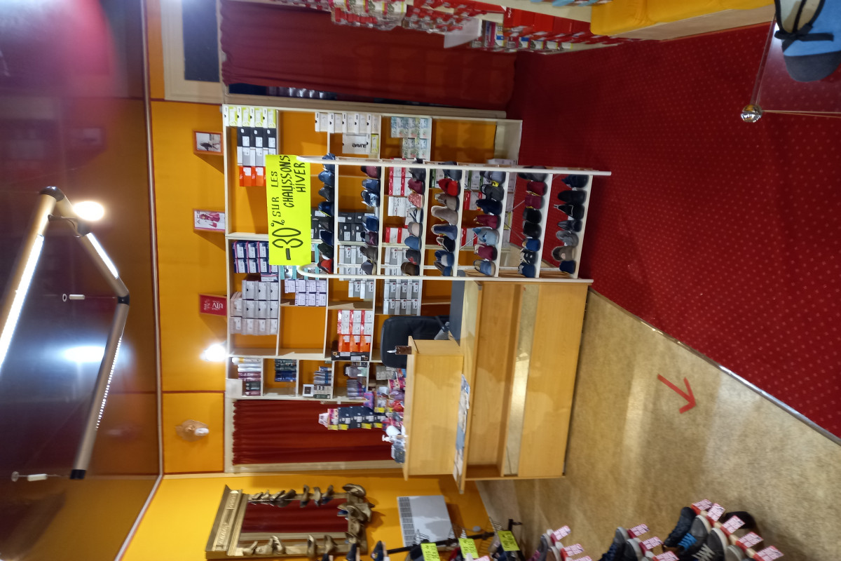 Vente de chaussures et chaussons femmes hommes et enfants.
Bonne clientèle fidèle. Surface de vente : 40m2