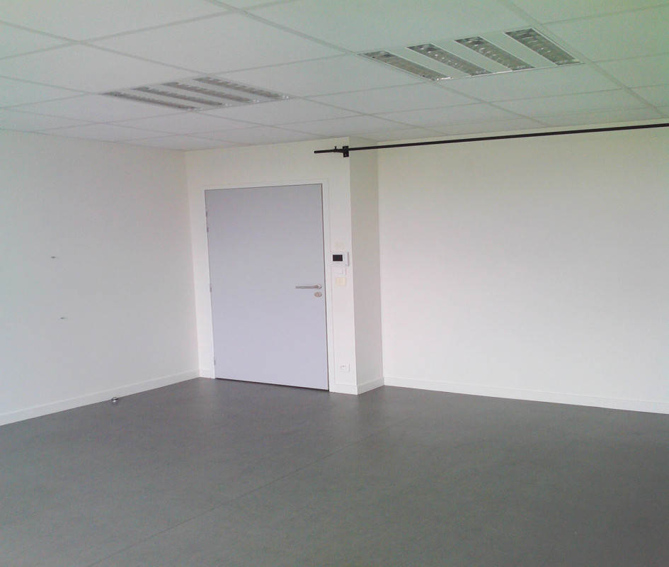 Local professionnel de santé  de 21 m2 équipé d?une climatisation réversible et d'un coin lavabo. Il est situé au 1er étage avec ascenseur et salle d?attente et toilettes communes avec les autres professionnels de santé.
Situation : A 5 min de Hauterives.au centre même de la commune Le Grand-Serre dans une Maison de Santé Pluridisciplinaire construite en 2015, regroupant plusieurs professionnels de santé. Accessibilité aux personnes à mobilité réduite. Stationnements gratuits à proximité immédiate.
Loyer : 300 ?/mois HT (surfaces communes comprises).
Charges prévisionnelles : 120 ?/mois.
Un mois de caution à la signature du bail.
Bail professionnel.
Pas de frais d?agence.