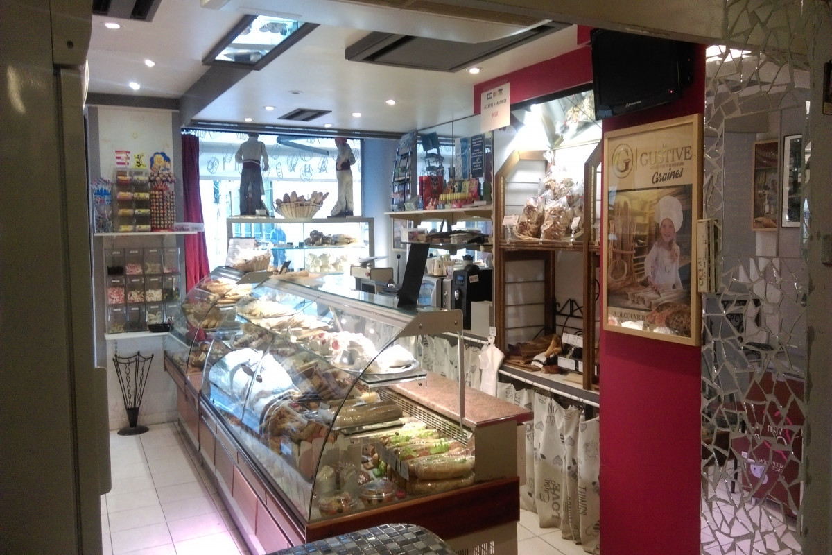 Suite ennuis de santé importants, vends boulangerie pâtisserie snacking artisanale Avignon intra muros, proche du pont d'Avignon et du palais des papes. Magasin + laboratoire ouvert. surface 80 m2 au rez de chaussée, + 2 étages de même surface, pour habitation et réserve. Idéal pour jeune couple, possibilité de développer l'activité. Clientèle bureau + lycée l'hiver, et touristes d'avril à octobre + festival en juillet. Fermé les samedi et dimanches, et ouvert  tous les jours durant le festival. Fermeture congés 5 semaines en hiver ( vacances scolaires + noël). Travail en couple. Façade refaite  et laboratoire et magasin entièrement climatisés en 2017.