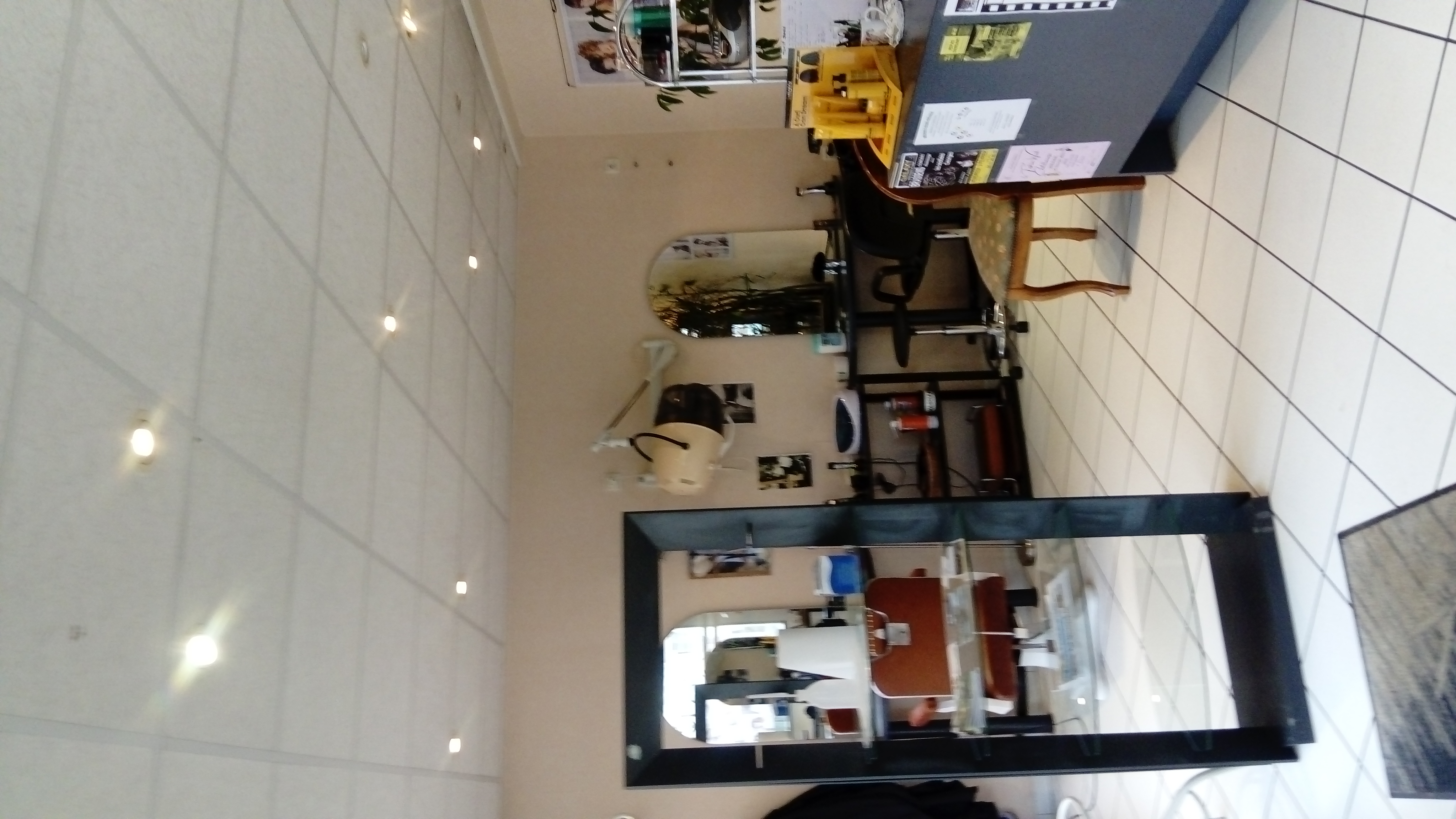 Immeuble avec cour privative sur sous-sol composé au rez-de-chaussée d'un Salon de Coiffure  exploité de 52 mètres carrés, des WC et une remise.
A l'étage un appartement T2.
Situé en plein centre ville.