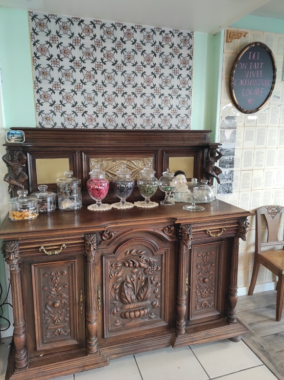 Vous avez la passion de la cuisine et le goût du contact ? Donnez vie à votre projet !
Saisissez l’opportunité de reprendre cette entreprise de restauration à emporter, traiteur, épicerie fine et fromagerie, reconnue pour la qualité de ses produits et son accueil chaleureux.
Le local de 50 m², fonctionnel et bien agencé, offre encore un fort potentiel de développement : ateliers culinaires, dégustations, nouvelles gammes de produits… À vous d’y apporter votre touche personnelle !
Idéalement situé en plein cœur de ville, au sein d’un environnement commerçant dynamique, le commerce bénéficie d’un fort passage et d’une excellente visibilité. Implanté dans une charmante ville côtière du Sud-Finistère, au potentiel touristique indéniable, l’activité profite d’une clientèle fidèle tout au long de l’année, soutenue par de nombreuses animations locales.
Aux beaux jours, une terrasse ensoleillée avec places assises vient compléter l’offre et séduire la clientèle.
Le matériel professionnel complet permet une reprise immédiate dans d’excellentes conditions, comprenant notamment :

3 vitrines réfrigérées
2 armoires positives
1 armoire négative
1 cellule de refroidissement
1 table en marbre réfrigérée
Four et matériel de cuisson
Lave-vaisselle professionnel
Nombreux rangements inox
Trancheuse
Sous-videuse...

Le chiffre d’affaires actuel est réalisé sur un service uniquement le midi, avec fermeture les après-midi, dimanche et lundi fermés et 7 semaines de congés annuels, laissant entrevoir un potentiel de progression significatif, d'autant plus que c'est le seul traiteur de la ville et qu'il est sollicité pour de nombreux événements exceptionnels tels que mariage,  anniversaires, buffets d'entreprises...
Une belle opportunité pour un professionnel ou un couple souhaitant allier qualité de vie et développement d’activité. 
Dernier CA 103 000€
Loyer de 600€ HT
Prix du fonds de commerce 65 000€