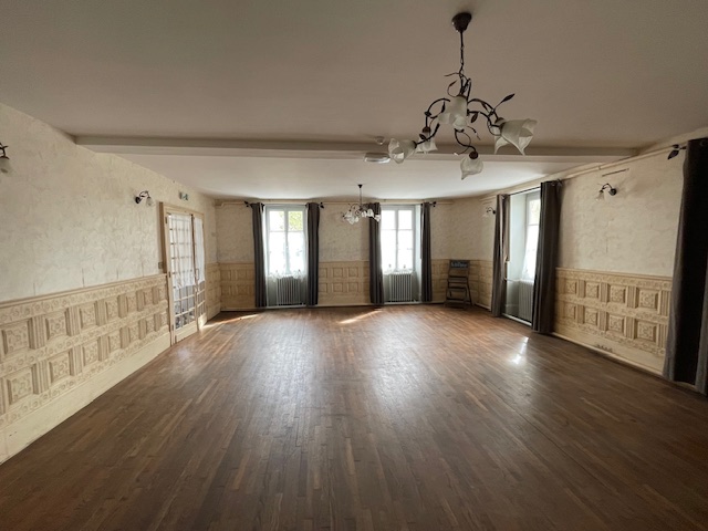 Les atouts :
situé en centre-bourg
établissement reconnu
grande capacité d'accueil
nombreuses possibilités
L’activité :

Ancien Hôtel-Restaurant : idéal pour créer une activité de chambres d'hôtes ou de gîtes ou pour une grande famille.

Opportunité unique pour un repreneur souhaitant redonner vie à ce lieu emblématique de la Creuse à rénover.

Fort potentiel pour relancer une activité de restauration (gastronomique, traditionnelle, atypique, etc.) et une activité d’hébergement.

Flux importants : voyageurs d’affaires et touristes.

Le local :

Bâtisse de 20 pièces de 540 m²

Au RDC :

- une spacieuse entrée pouvant accueillir une activité de bar,

- deux grandes salles de réception (une salle de 40 couverts et une autre de 30 couverts) idéales pour des séminaires, conférences et tables d'hôtes,

– un espace cuisine professionnel à rénover,

- WC avec accès PMR.

- différents petits espaces : bureau, cave, buanderie, chaufferie, vestiaires

À l'étage :

- 5 chambres avec salle d'eau et WC privés,

- 1 suite avec deux chambres, salle d'eau, WC séparés

- un espace bureau indépendant,

- un duplex privé de 140 m² comprenant une cuisine aménagée et équipée, un séjour, 2 salles d'eau, 2 WC et 3 chambres, dont 2 avec dressing.

Sous les toits :

Grenier avec une grande capacité de stockage.

En face de l’établissement :

- un petit terrain d'environ 350 m² avec terrasse (30 couverts maximum) à rafraichir, un garage et une dépendance (avec chambre froide).

L’environnement :

Nouzerines, commune de 255 habitants située au

nord-est de la Nouvelle-Aquitaine à la frontière de l'Indre, à 15 min de Boussac, 30 min de La Châtre, 1 heure de Montluçon et de Châteauroux.

Cette commune vivante dispose d'une école, de nombreux artisans, producteurs/éleveurs, une église romane inscrite à l’inventaire supplémentaire des Monuments historiques de 1963 et d'un lavoir rénové, ancien lieu de procession.

Nouzerines offre un cadre verdoyant à proximité de lieux touristiques: le Château de Boussac, les Pierres Jaumâtres, le lac de Sidiailles et de nombreux chemins de randonnée.

Informations pratiques :

Prix du bien net vendeurs : 205 000 €

L'activité a cessé en février 2024, laissant les locaux vides en attendant un nouveau projet.

Plus de photos sur demande

Aide(s) possible(s)
La municipalité est prête à accompagner les porteurs de projets sérieux dans leur installation (mise en relation, communication locale…).