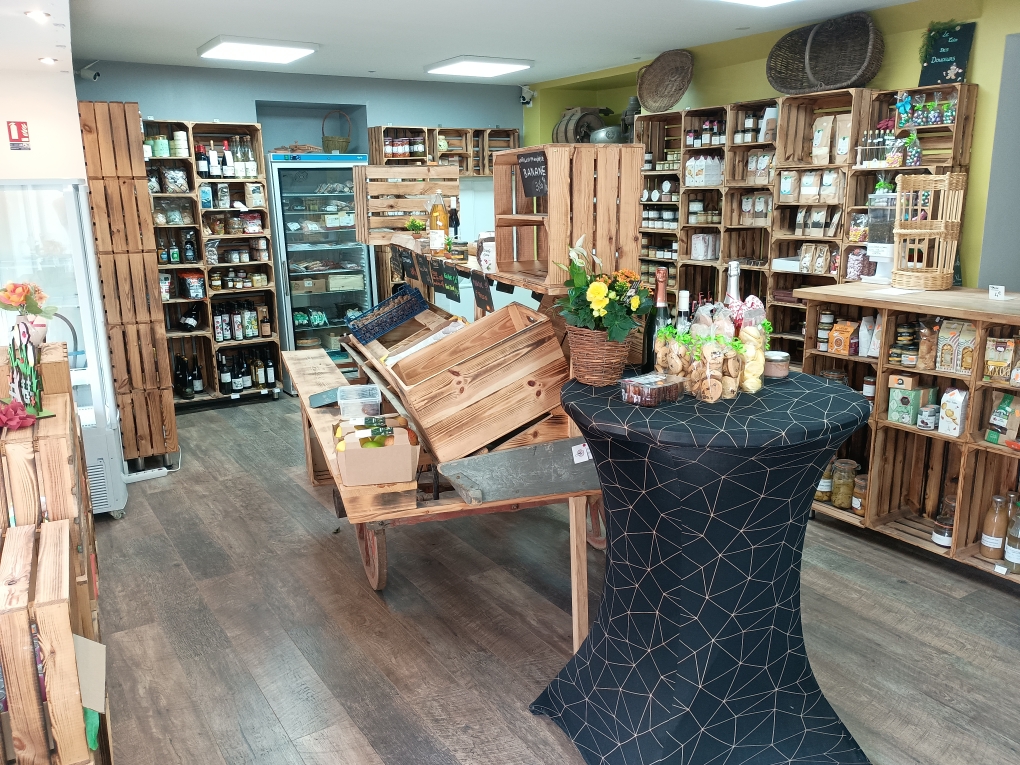 Vends Fond de commerce Primeur/Epicerie de producteurs.

Dotée d'une surface de vente de 40m² équipée de frigos, congélateur, rayonnages en caisses bois, et charrette de maraîcher ; d'une cuisine/laboratoire d'environ 15m², d'un coin bureau, rangements, vestiaire et sanitaires ; et d'une grande zone stockage de près de 70m².
Prix du Fond : 35K€.
Bail en cours. Loyer mensuel 650€ hors charges.
Seule épicerie de la ville, avec une large clientèle locale fidèle, c'est une belle affaire à développer, à fort potentiel. Idéal pour couple. 
Possibilité de logement sur place, loyer en supplément.
Il est également possible d'acquérir le bâtiment dans son ensemble (en plus du fond).

L'épicerie est située en Nord Côte d'Or, à Chatillon sur seine, charmante ville d'environ 5000 habitants, et proche d'un grand parking, des écoles, collèges et lycées, de la Médiathèque, et du centre ville.
Chatillon s/seine est une ville attractive et touristique (Musée du Pays Châtillonnais avec le Vase de la Princesse de Vix et qui accueille de nombreuses expositions, Les Sources de la Douix, Le Château du Maréchal Marmont, Crémants de Bourgogne...), nichée au cœur du Parc National des Forêts, et de ses nombreux sites touristiques.

Pour toutes questions et photos supplémentaires, n'hésitez pas à envoyer un mail à : lestresorsdenotreterroir@orange.fr