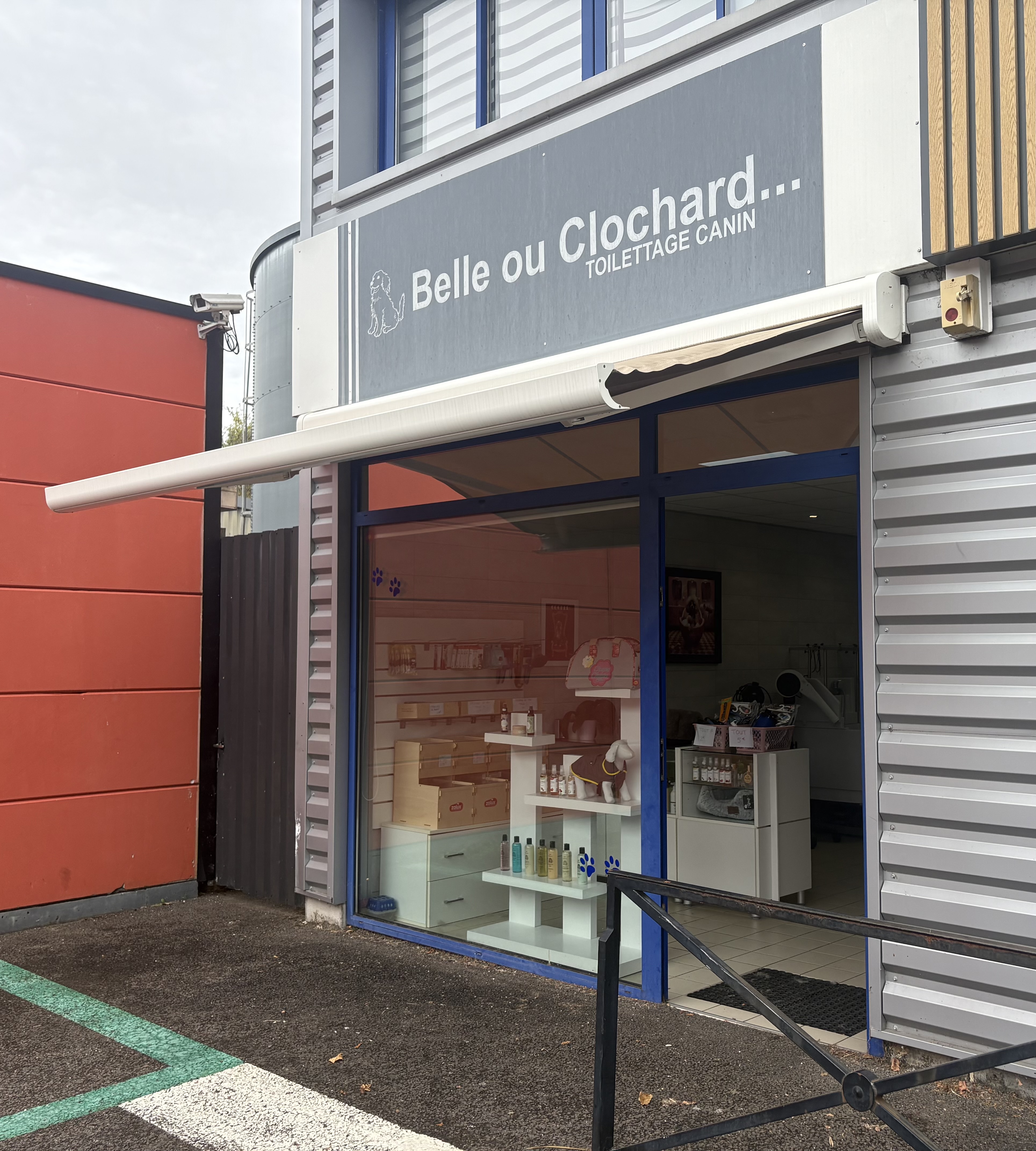Opportunité clé en main à saisir !

À vendre, un salon de toilettage canin, idéalement situé à Souillac. 
Affaire saine, parfaitement équipée et prête à être reprise immédiatement sans aucun investissement à prévoir.

Les Atouts du Local & Emplacement
- Emplacement #1 : situé dans la zone du principal supermarché de la commune
- Surface : 28 m² optimisés et fonctionnels.
- État du local : Très bon état, entièrement rénové en 2022.

Équipements récents :
- Grande vitrine lumineuse et porte vitrée.
- Climatisation réversible.
- Store banne électrique récent (installé il y a 6 mois).
- Toilettes aux normes PMR / espace de stockage.
- Petit coin cuisine aménagé.
- Conditions du bail : loyer de 615,60 € / mois.
- Matériel & Équipement Professionnel (Prêt à travailler)

Le salon dispose de tout le matériel nécessaire, récent et en parfait état de fonctionnement :
- Table électrique de toilettage (5 ans).
- Baignoire électrique en résine.
- 2 pulseurs & 2 séchoirs professionnels.
- Lave-linge.
- Meuble de caisse et meubles d'agencement/vitrine.

Conditions Financières
Chiffre d’affaires actuel : 35 500 € (activité ouverte du mardi au samedi sur 12 mois).
Prix de vente demandé : 35 000 €