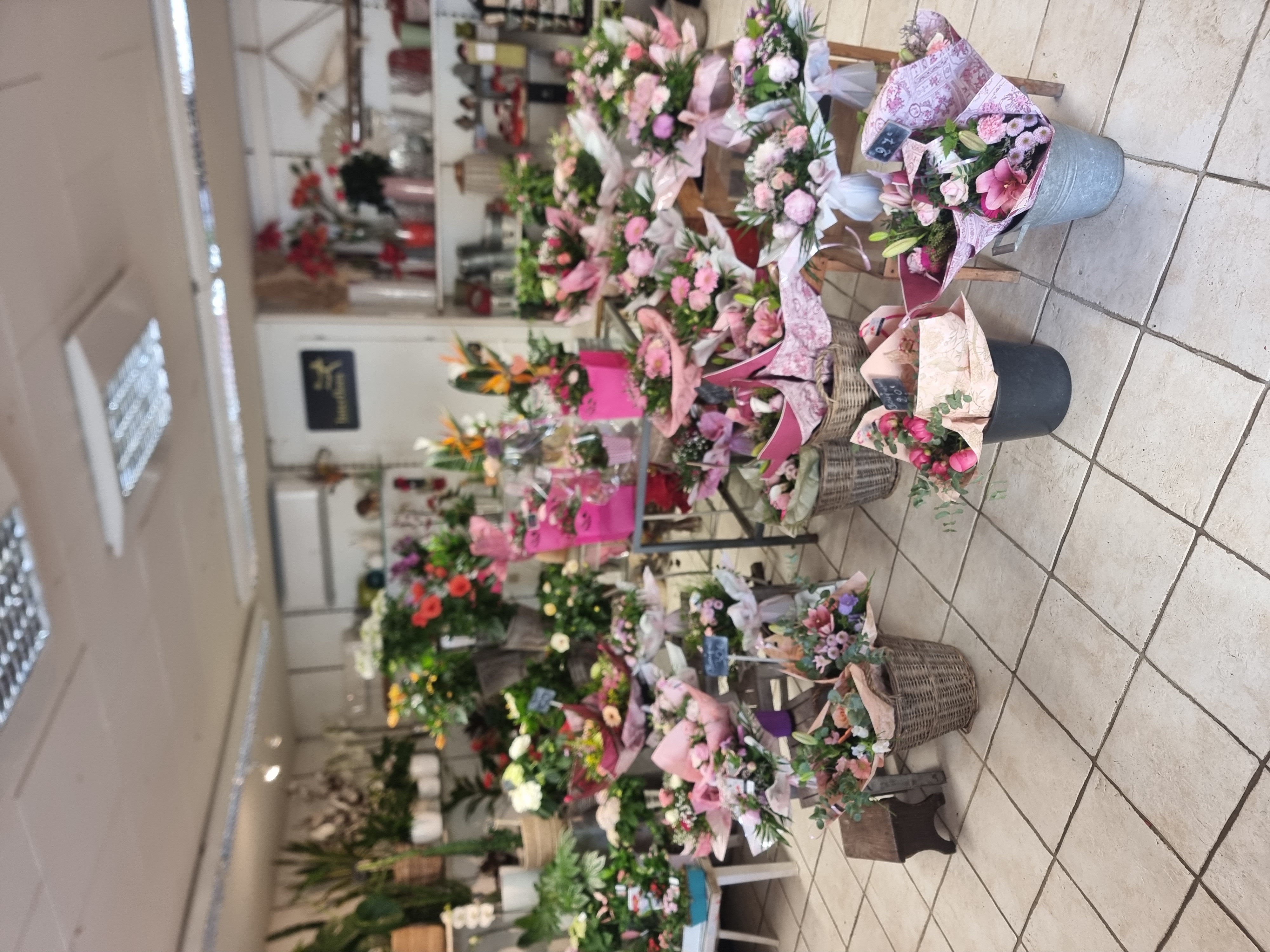 A céder fonds de commerce de fleurs situé dans le Rhône au pied du beaujolais.
en centre ville, en face de la poste et d'une boulangerie, à coté d'un primeur. Dans la même rue se trouve PFG , une agence immobilière, un bar à vin, une boucherie, une esthéticienne…
Local environ 40 M2 + réserves. 
Climatisation réversible.
Une chambre froide.

Loyer mensuel 692.44€.
Pas de personnel à reprendre.
Installé depuis 17 ans.

Pris du fonds de commerce :  35 000€
