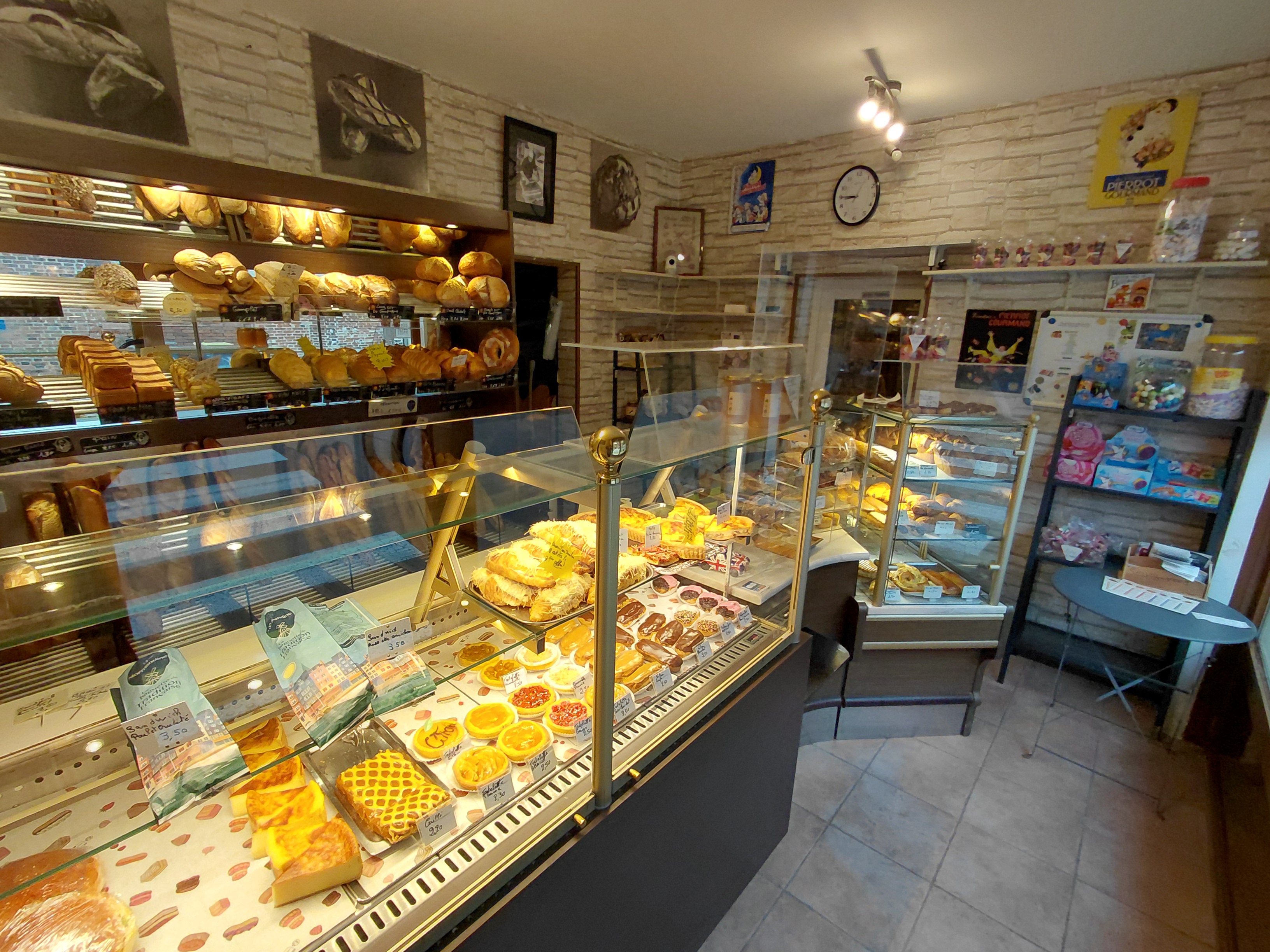 Bonjour,
Boulangerie Pâtisserie à vendre dans un village dynamique avec de nombreux commerces (bar tabac épicerie, boucherie charcuterie, coiffeur, infirmières, la poste, école...).
Chiffre d'affaire 2024-2025 : 213 000 €
5 semaines de congé par an dont 1 entre le 25 décembre et le 1er janvier.
1 employeur vendeuse.
Fermé le mercredi toute la journée et le dimanche après midi.
Grand logement avec jardin attenant au commerce. (3 chambres, pompe à chaleur reversible).