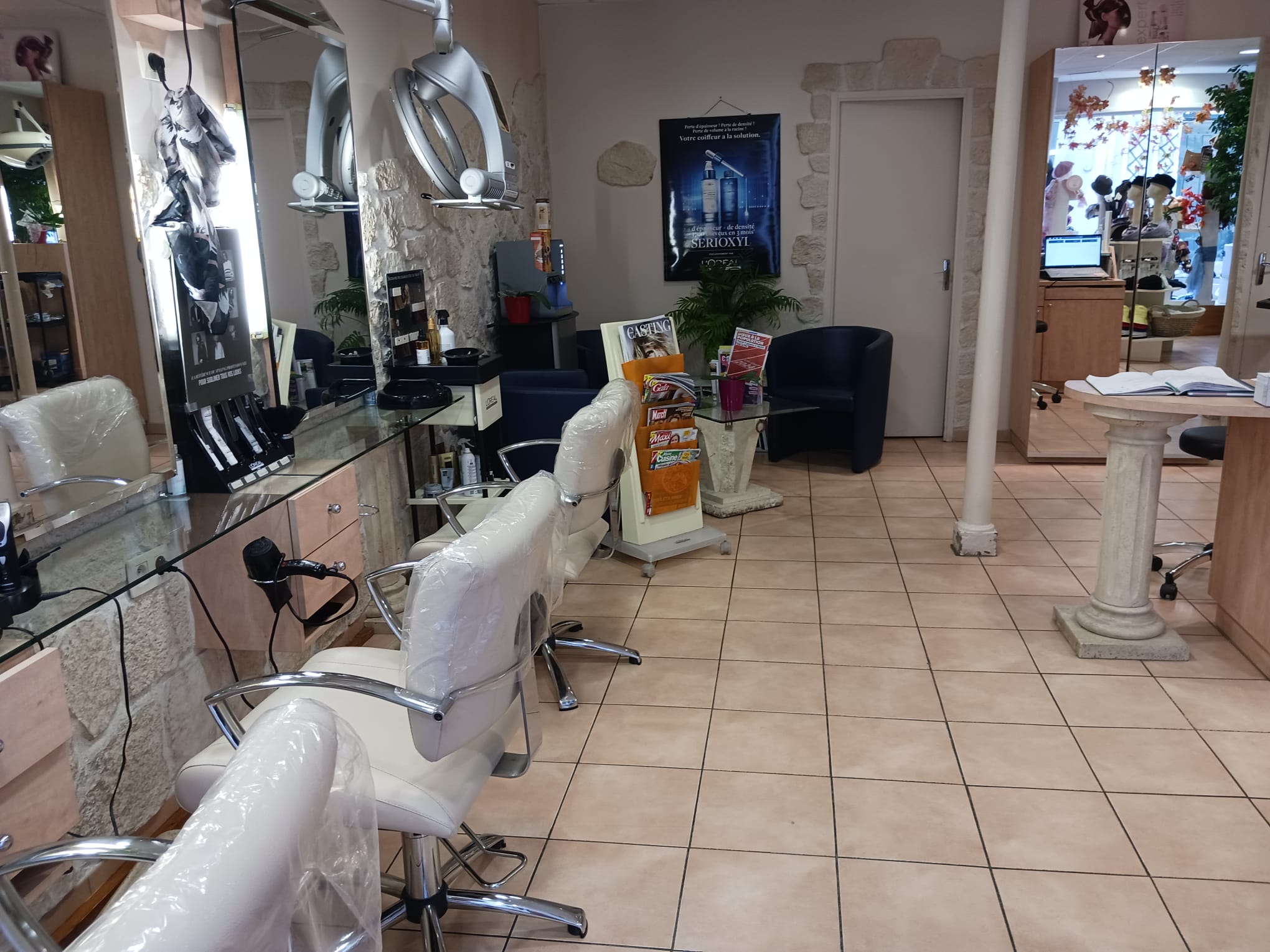 A céder, cause retraite, SALON de COIFFURE mixte dans la commune de MER 41500 (Loir et Cher).
Salon très bien situé en centre ville avec parking à proximité (Halle de Mer).
Environ 60 m² de locaux commerciaux.
Salon exploitable de suite. 3 bacs, 5 bancs de coiffage. L'esthétique du salon est très belle et le matériel est en très bon état (voir photos). Climatisation réversible. Possibilité de logement à l'étage (chambre, salon avec bureau, cuisine, salle d'eau, wc). Clientèle fidèle depuis 2006.
Effectif : la chef d'entreprise, sans employé.
Activité annexe : coin boutique avec vente de bijoux et d'accessoires.
CA 2023 : 82 000 € HT - Prix à négocier.