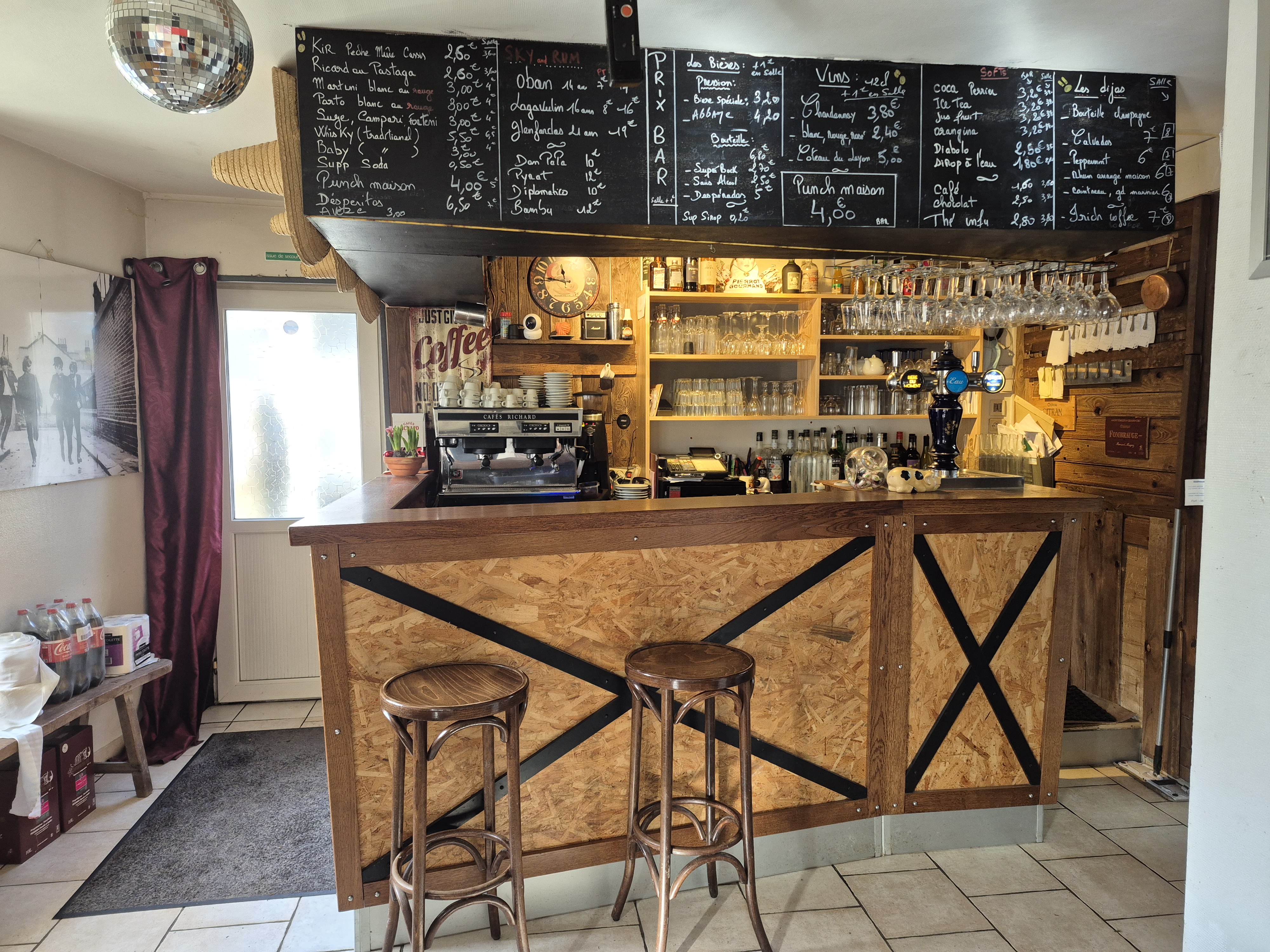 Achat fonds de commerce
53370 Saint-Pierre-des-Nids
70 000 €
Honoraires à la charge du vendeur

Descriptif de ce fonds de commerce à vendre
A VENDRE FONDS DE COMMERCE - RESTAURANT/BAR.
Situé en plein cœur de Saint-Pierre-Des-Nids, ce restaurant- bar bénéficie d'un emplacement stratégique, à proximité des plus beaux villages des Alpes Mancelles. Il profite d'une belle visibilité renforcé par la présence de 17 associations locales qui dynamisent la vie du village.

UN RESTAURANT SANS CONCURRENCE DIRECTE : cette affaire est unique sur son secteur offrant une opportunité pour un repreneur souhaitant exploiter pleinement son potentiel.

UNE SURFACE IDÉALE ET BIEN AGENCÉE : le restaurant dispose d'une surface de 80 m2, parfaitement optimisée pour offrir un cadre chaleureux et convivial aux clients.

UNE BELLE CAPACITÉ D'ACCUEIL : 42 couverts en salle et 30 couverts en terrasse, l'établissement permet d'accueillir une clientèle variée.

MATÉRIEL ET ÉQUIPEMENTS INCLUS : l'ensemble du matériel professionnel nécessaire à l'exploitation à une valeur totale de 48 160 euros. L'acquéreur pourra ainsi démarrer son activité sans investissement supplémentaire en équipement.

Actuellement, le restaurant est ouvert le midi du lundi au samedi ainsi que le samedi soir. Un loyer mensuel de 518.25 euros TTC.

L'établissement n'est lié à aucun contrat avec des fournisseurs de bières et de cafés, laissant une totale liberté de choix au futur exploitant.

Affaire prête à l'emploi, idéale pour un couple ou un entrepreneur passionné, contactez moi !

Prix du bien : 70 000,00 €
Les honoraires d'agence sont à la charge du vendeur.