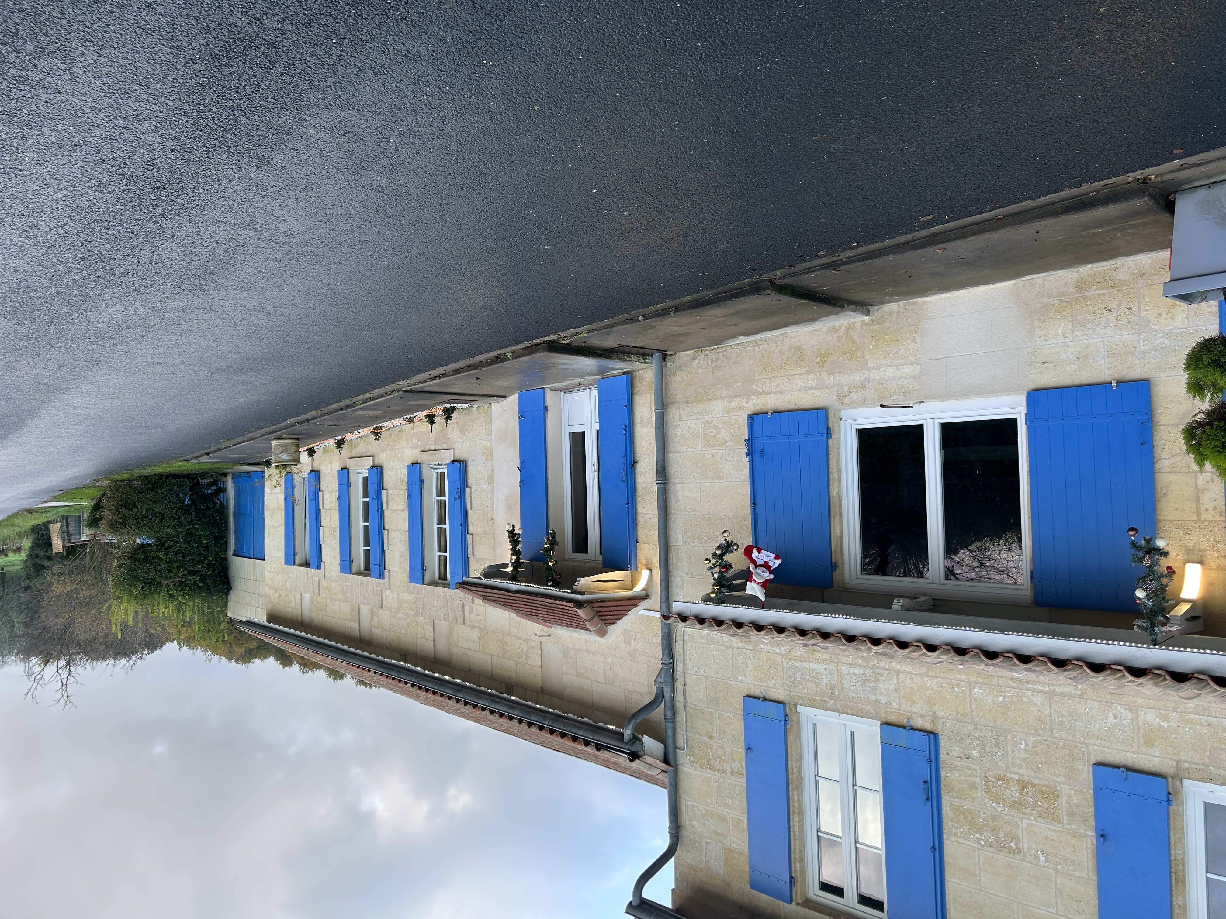 Située a la limite de la Dordogne et a proximité de St Emilion cette Auberge  d une superficie de 450m2  possède une salle principale avec une capacité de 80 couverts  qui donne sur une terrasse et un jardin . A l entrée une salle de bistrot avec une cuisine professionnelle  une plonge et une réserve. A l étage un appartement type f3 et adosse au garage un autre appartement actuellement loue type t3 . Cet ensemble immobilier est a vendre pour cause de départ a la retraite . Ce lieu authentique existe depuis plusieurs générations un parking est situe juste devant .