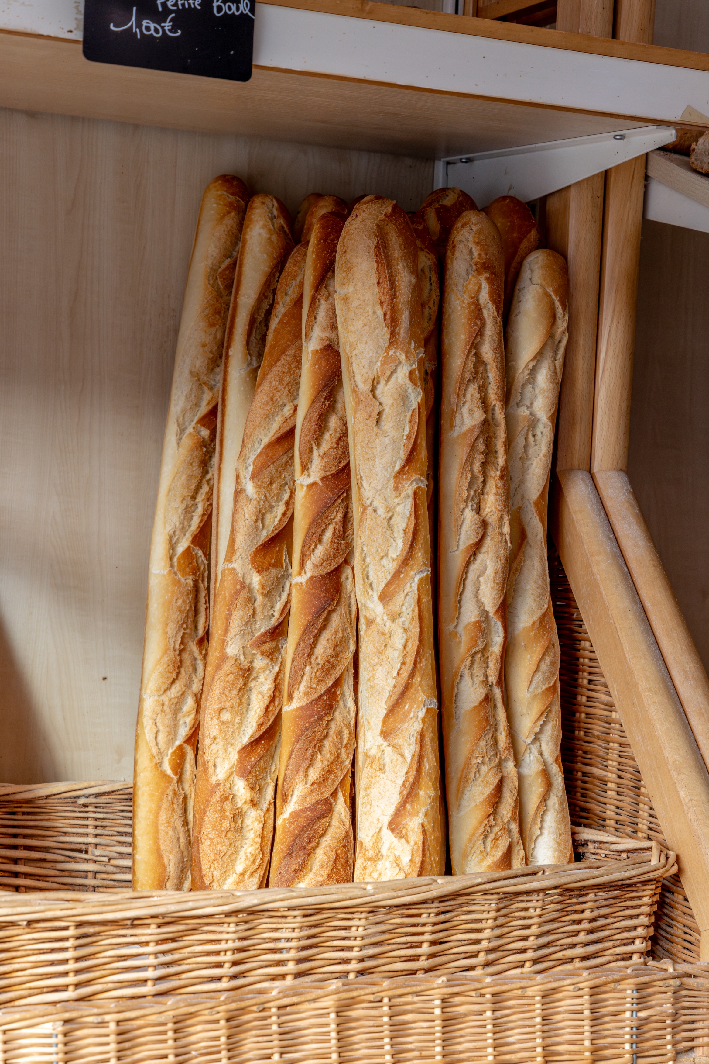 À VENDRE – BOULANGERIE EN PLEIN CENTRE-BOURG
LE FERRÉ (35420) – Commune dynamique de plus de 700 habitants

Boulangerie artisanale implantée depuis 1899, idéalement située au cœur du bourg, sur une rue passante offrant une excellente visibilité.

Description du fonds de commerce (100 m²)
•	Magasin en façade donnant sur l’axe principal du village
•	Fournil équipé, comprenant :
o	Four à fioul 6 bouches
o	Tapis élévateur
o	Matériel de boulangerie et pâtisserie laissé à l’acquéreur
•	Pas d’exclusivité meunière – aucun prêt meunier
•	Pas de silo à farine (travail en sacs)
•	À prévoir : remise en état de la vitrine du magasin et du pétrin

Logement compris
Un logement spacieux de 120 m², situé au-dessus de la boulangerie, idéal pour une installation en famille ou pour réduire les charges de fonctionnement. Loyer 720 €
Atouts
•	Commerce historique, clientèle fidèle et locale
•	Tournée qui représente 1000 € / mois
•	Approvisionnement des collèges et écoles, maisons de retraite avoisinantes qui représentent 2800 environ / mois
•	Chiffre d’affaires 2024 : 125 000 €, en progression constante
•	Outil de travail complet, prêt à reprendre et développer
•	Zonage : FRR
•	Accompagnement possible : Mairie et Fougères Agglomération

Fonds de commerce vendu 55 000 € négociable