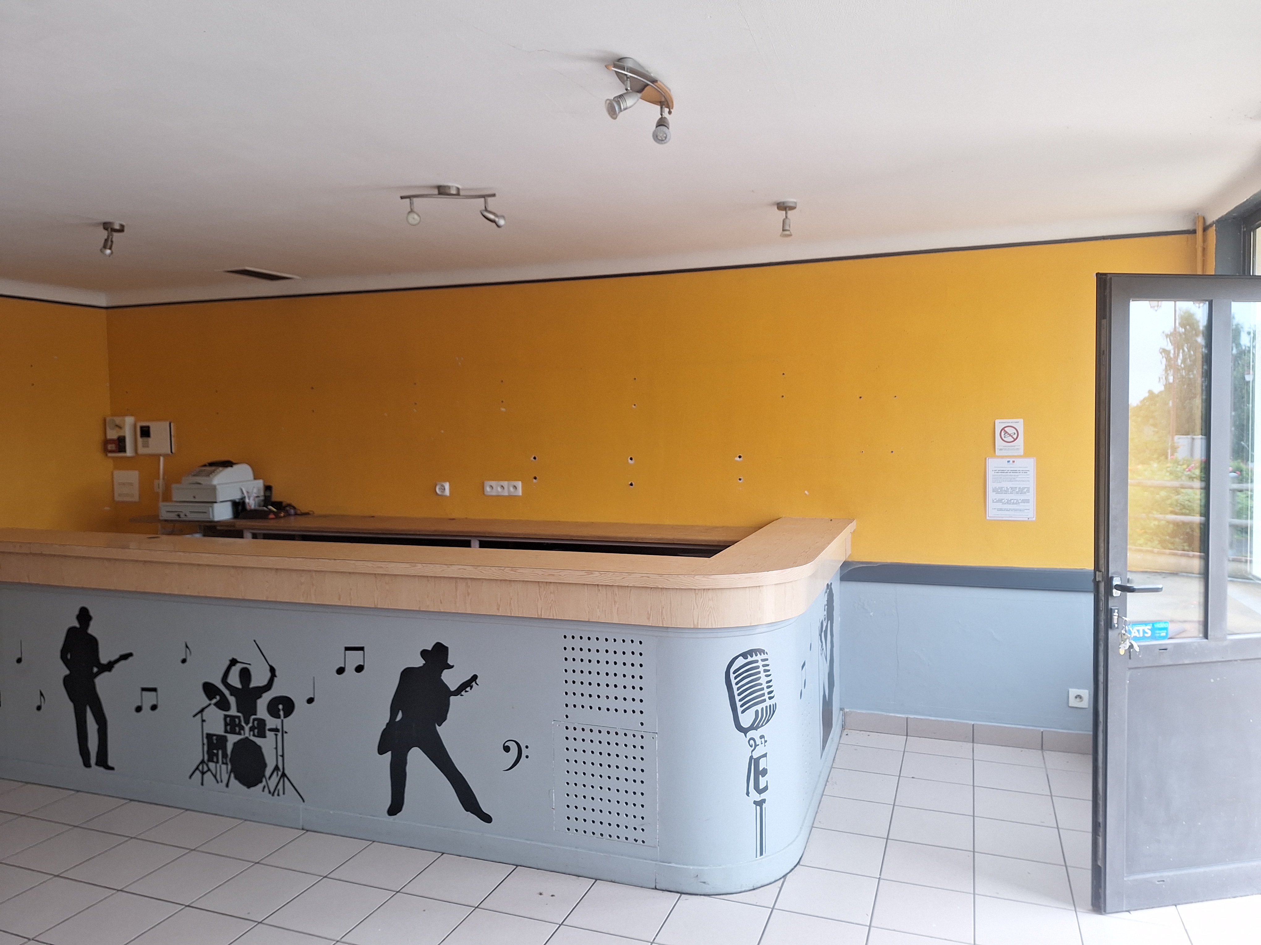 Au coeur des collines du Perche à 1h30 de Paris, la commune de Baillou (Loir-et-Cher) à 30 mn de Vendôme et sa gare de TGV (40 min de Paris, 20 min de Tours), proche de Mondoubleau (commune centrale de la CCCP, où le manque de restauration est réel ) propose un local à louer dans le centre bourg pour exploiter un restaurant - brasserie. 
Licence IV disponible.
Pas de reprise de fonds de commerce à prévoir.
Ce restaurant dispose d’un bar, d’une salle de 40 places assises environ, d’une terrasse en façade et d’un jardin attenant clos de murs et très bien exposé. Possibilité d’utilisation du matériel nécessaire à son exploitation : cuisine aménagée, mobilier intérieur et extérieur, ustensiles.
Restaurant traditionnel aux normes situé en centre-bourg avec possibilité de développement d’activités multiservices, traiteur, vente de produits locaux…
Le commerce fait l’objet d’un projet de rénovation, accessibilité aux personnes à mobilité réduite. Opportunité de logement individuel ou couple, famille, à convenir avec la Mairie.
Le loyer  modéré pour la partie restaurant, 350 € HT. (La mairie privilégie des candidatures avec expérience professionnelle sérieuse dans le domaine.)

Atouts ; 
-Village paisible dans un milieu bocagé avec chemins de randonnée appréciés de tous.
-Très peu d’offres de restauration existante  le week-end dans le secteur de Mondoubleau
-circuits de randonnée à proximité
- projet touristique de la CCCP avec la commanderie d’Arville
- Comité des fêtes dynamique
- Eglise classée

Les candidatures (cv et lettre de motivation expliquant l’offre que vous souhaitez proposer) sont à envoyer à
Mairie de Baillou
Monsieur Jean-Luc PELLETIER (Maire)
Le Bourg
41170 BAILLOU
Tél. 02 54 80 81 23 
Mail : communication@mairiebaillou.fr