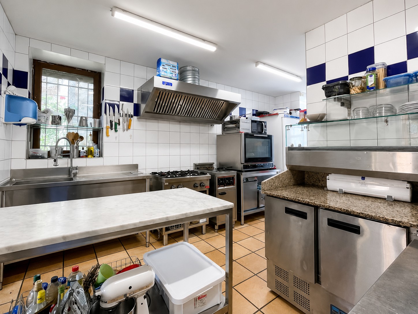 COMMERCE et/ou HABITATION A VENDRE

325 000 € | COGNIN LES GORGES (38470) | 260 m²

Nous vous proposons à la vente un ensemble immobilier complet comprenant les murs commerciaux, le fonds de commerce de bar–restauration–vente de jeux ainsi qu’un spacieux appartement en duplex situé directement au-dessus de l’établissement.
Partie commerciale :
Le local professionnel offre de très beaux volumes et se compose de :
• Une grande salle de réception lumineuse et fonctionnelle,
• Toilettes PMR aux normes,
• Une cuisine professionnelle équipée,
• Une cour ainsi qu’une terrasse,
• Une vaste cave en sous-sol, parfaite pour le stockage.

Cet établissement dispose d’un fort potentiel pour la poursuite de l’activité existante ou le développement d’un nouveau concept.

Appartement duplex d'environ 150 m² :
Situé au-dessus du commerce, l’appartement offre des surfaces généreuses et se compose de :
• Salon, séjour, cuisine,
• 5 chambres,
• Un grand bureau,
• Une terrasse privative.

Un bien idéal pour concilier vie personnelle et professionnelle.