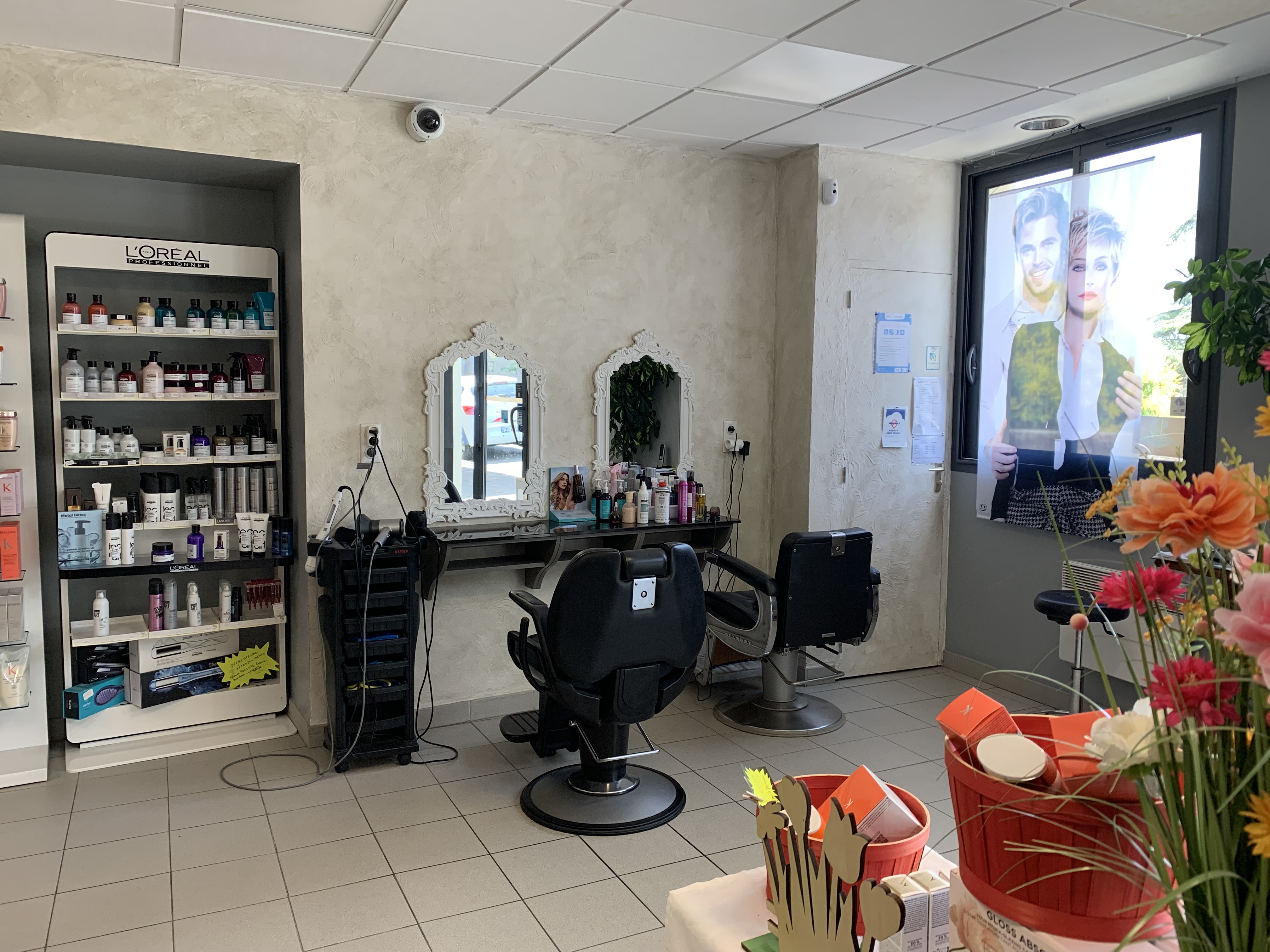 A REPRENDRE - CAUSE RETRAITE - SALON DE COIFFURE MIXTE - SECTEUR NORD OUEST CREUSE - LA SOUTERRAINE - A vendre fonds de commerce d’un salon de coiffure mixte, implanté depuis plus de 15 ans en centre-ville de LA SOUTERRAINE, commune dynamique de près de 5 000 habitants disposant de tous les commerces et services essentiels de proximité (écoles, collège et lycée, professionnels de santé, gare, piscine, cinéma…). 
Cette commune est idéalement desservie du fait de sa proximité des grands axes de circulation : A 20 et en bordure de la RN 145. 
Le salon de coiffure est situé sur une artère principale de LA SOUTERRAINE (Rue passagère et commerçante) avec stationnement attenant gratuit. 
Local professionnel d'environ 60 m², équipé d'un système de vidéosurveillance, comprenant un espace coiffure et shampoing climatisé, une réserve/buanderie, un bureau de 10 m² ainsi qu'un sanitaire conforme aux normes d'accessibilité PMR.
Le salon est vendu entièrement équipé : 5 postes de coiffage avec fauteuils à pompe, 3 bacs à shampoing, 3 fauteuils d’attente, 1 séchoir infrarouge sur pied à roulettes, lave-linge et sèche-linge récents....
Pas de salarié. La cédante exploite seule le salon. 
Clientèle locale et fidèle. 
Chiffre d'Affaires 2025 : 79 330 € HT.
Loyer : 500 € HT/ mois. (Bail commercial). 
Possibilité de louer ou d'acquérir les murs commerciaux et d'habitation. L’immeuble d’une superficie totale de 219 m² appartient à la cédante.
Description de l'immeuble mixte :
- Au rez-de-chaussée : un salon de coiffure.
- Au premier étage : un appartement de type T3 comprenant une cuisine équipée, 2 chambres, une salle d'eau avec douche, WC séparés et un grenier au-dessus. Le logement bénéficie d'un accès indépendant ainsi que d'une communication directe avec le salon de coiffure. Un jardin privatif à l'arrière du bâtiment complète l'ensemble.
Prix de vente du fonds : 35 000 €. Stock vendu en sus.
Affaire saine et stable, avec un potentiel de développement. 
Matériel complet vendu avec le fonds, prêt à l’exploitation immédiate.
Toutes les offres sérieuses seront étudiées.
Les plus : 
Accompagnement assuré par la cédante.
Affaire située en Zone FRR (France Ruralités Revitalisation) ouvrant à des exonérations fiscales et sociales.