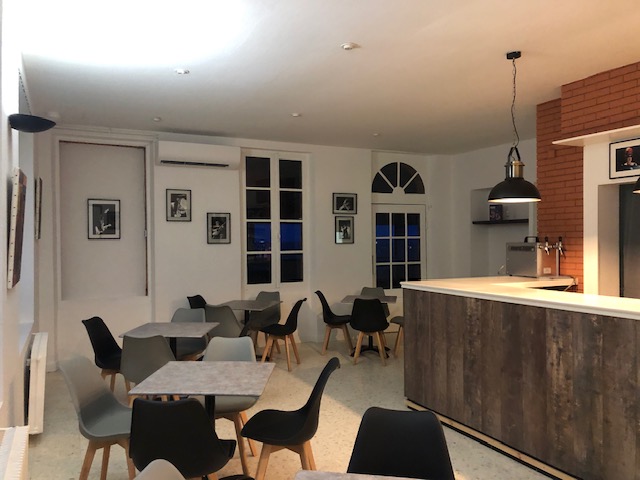 À VENDRE – Bar Restaurant entre Toulouse et Montauban avec Vue Panoramique sur la Garonne – 30 000 €

📍 Cadre exceptionnel, emplacement unique

À vendre pour raison de santé, bar-restaurant avec beaucoup de charme, surplombant la Garonne, offrant une vue imprenable sur la vallée. Cadre paisible, fréquentation régulière, clientèle locale et touristique.

🍴 Établissement prêt à travailler immédiatement :
	•	Cuisine professionnelle équipée
	•	Salle lumineuse avec grande baie vitrée
	•	Terrasse extérieure très appréciée
	•	Licence IV et autorisations à jour
	•	Matériel en excellent état, aucun gros investissement à prévoir

🏛️ Murs communaux (mairie) : bail en place avec un loyer très abordable, parfait pour une reprise sereine.

👉 Avec de belles possibilités de développement (animations, groupe, privatisations, événements…).

💶 Prix du matériel & stock : 30 000 €

📞 Photos et visites sur RDV.