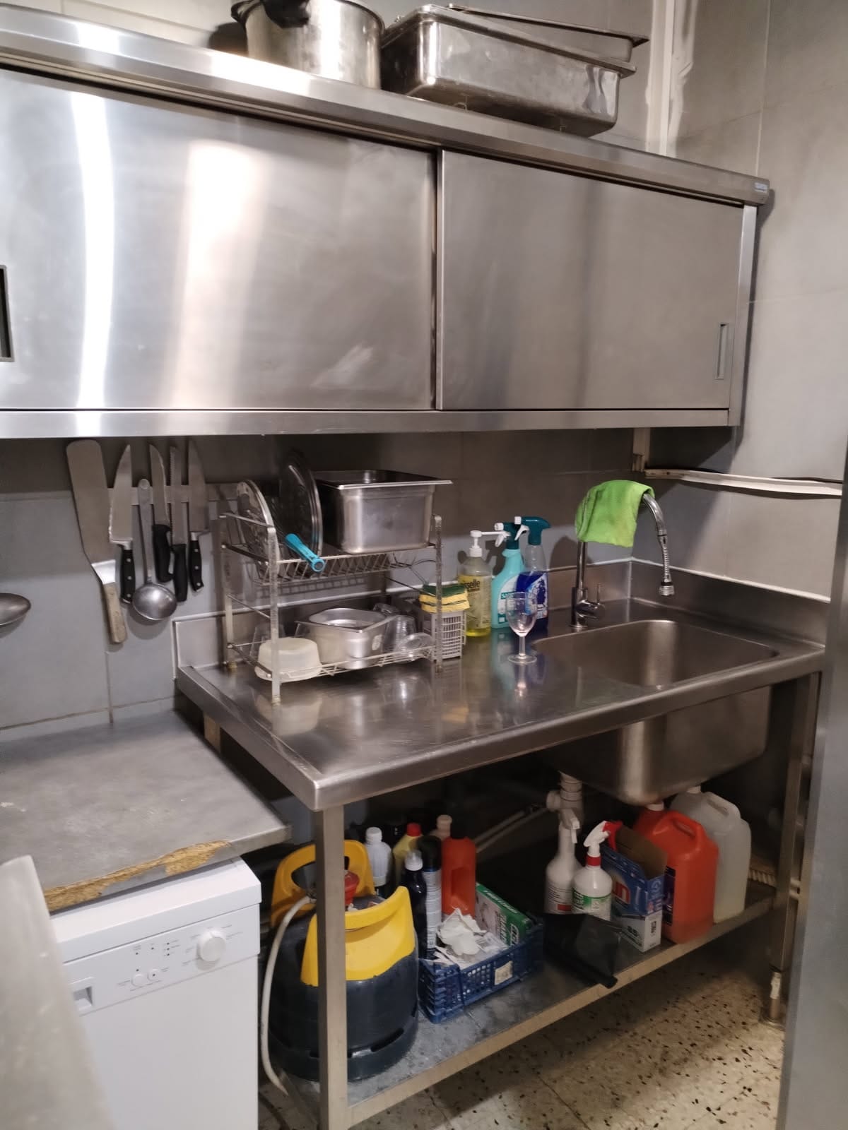 À VENDRE 195 000 euros Fonds de commerce PIZZERIA / TAPAS / BURGER
Saint-Laurent-du-Var  Centre-ville, emplacement stratégique
Affaire saine et rentable !
En activité depuis plus de 7 ans, cette pizzeria  également spécialisée en tapas et burgers  bénéficie d’une clientèle fidèle et d’un emplacement de premier choix, en face des écoles et au cur de la ville.
Les atouts :
 Chiffre d’affaires annuel : 200 000 euros
 Activité 7j/7 : sur place et à emporter
 Terrasse extérieure 12 couverts (redevance mairie 200 euros/an) + salle intérieure (12 couverts)
 Bail tous commerces : grande liberté d’exploitation
 Loyer mensuel : 1 100 euros HT
 Charges : 200 euros / mois