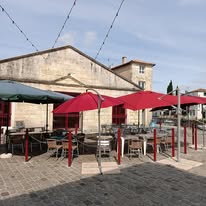 Urgent
Vend restaurant traditionnel pour raison de santé
28 couverts intérieurs et une terrasse de 40 couverts l'été avec vue sur l'ancienne halles aux poissons à Marans. La terrasse est close. l'un des plus beau site en bordure de rivière.
Affaire qui à un gros potentiel de développement.
Restaurant aux normes, contrôle électricité, beaucoup d'investissement fait.
Extracteur neuf 
Plancha 1 ans
3 plaques inductions
Four mixte 6 niveaux
Environ 30000 euros de matériel, terrasse incluse.
Pas de contrat avec les brasseurs.
Droit de terrasse avec la commune 19 euros le m2 par mois terrasse entouré de 60 m2
Site touristique du marais poitevin sur le tracé des pistes cyclables ( la Francette et la Vélodyssée). Située à 25 km à 25 km de la côte atlantique.
L’établissement était fermé 2.5 jours par semaine l'été, 3.5 l'hiver et 8 semaines de congé annuelle.
Le restaurant est opérationnel, sans reprise de personnel.
Petit loyer de 695,00
Il reste presque 7 ans de bail.
le prix est sacrifié
Pour tous renseignement  me contacter par mail
Les curieux s'abstenir.
D'autre photos sont disponible.