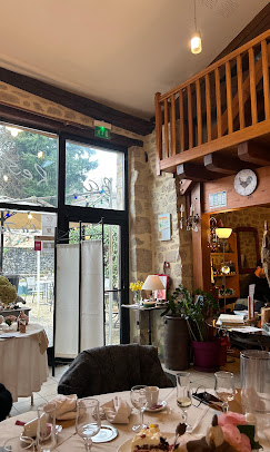 C'est un petit village adossé a la colline, on peut y venir a pieds, ceux qui vivent la y sont heureux. Pays de légendes, riche de son patrimoine culturel et historique, touristique grâce a son Eco-Musée qui retrace la ruralité du siècle passé - 18 sites a visiter-et de ses sentiers de randonnée réputés, le village de Montrol Sénard propose a un couple de gérant un Bar-Restaurant. De réputation affirmée, celui-ci bénéficie d'Avril a Novembre du tourisme et des repas ouvriers pourront être proposés a l'année. Logement possible. Renseignements et contact: Mairie, 03 Route de la Coulée Verte, 0555681206