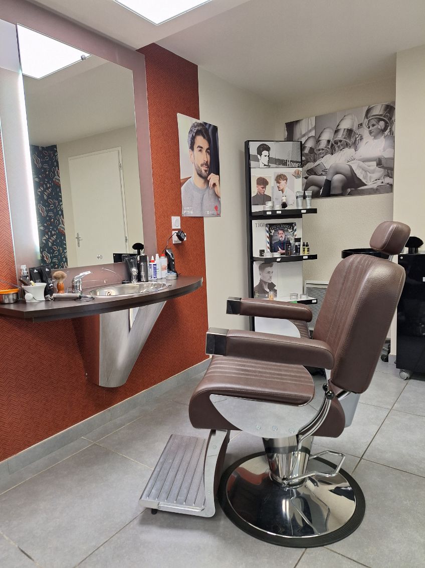 Vends salon de coiffure implanté au coeur d'un village de la Drôme des Collines depuis vingt ans. Clientèle très fidèle et régulière. Superficie 90 mètres carré.
Salon en parfait état totalement rénové aux normes handicapés et mobilier neuf, très lumineux avec stationnement gratuit dans tout le village.  Quatre postes de travail , un espace barbier, deux bacs à shampoing électriques, réserve-buanderie, toilettes, grande cuisine pour la pause déjeuner.
Un salon où il fait bon travailler avec vue très agréable sur un coteau arboré.
A visiter en toute sérénité
