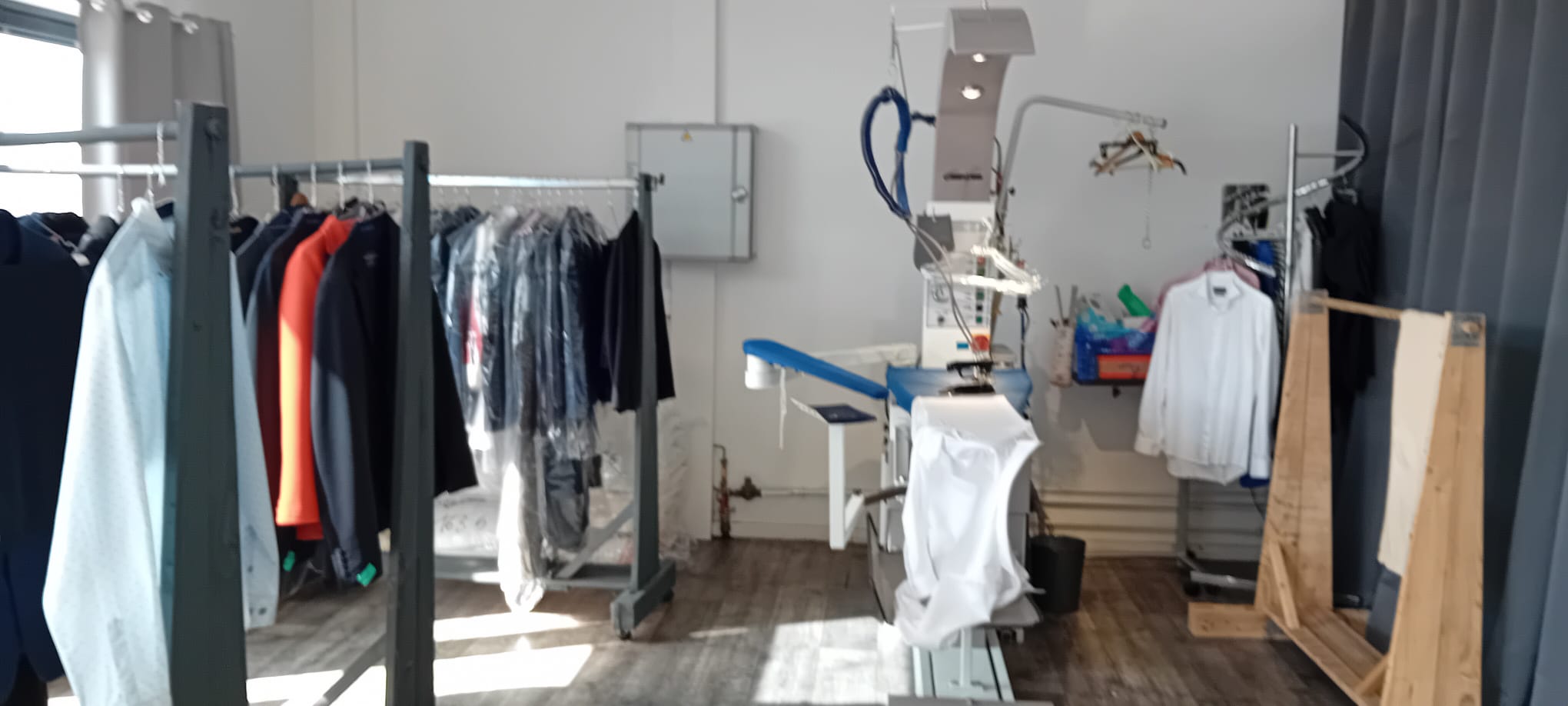 Nous vous proposons un pressing bien établi, idéal pour un entrepreneur souhaitant développer une activité florissante. Situé dans un quartier dynamique, ce commerce bénéficie d'une clientèle fidèle et d'un potentiel de croissance significatif. De plus, le prix peut être très intéressant pour les futurs acquéreurs.

**Caractéristiques du commerce :**
- **Espace de travail :** 100 m², offrant un environnement de travail spacieux et fonctionnel.
- **Magasin :** 40 m², en excellent état, sans travaux à prévoir, prêt à accueillir vos clients.
- **Équipe :** 3 salariés expérimentés, prêts à accompagner le nouveau propriétaire dans la continuité de l'activité.

**Matériel :** Des machines professionnelles de qualité :
- 1 machine à laver de 13 kg (MIELE)
- 2 machines à laver de 16 kg (1 MIELE, 1 PRIMOS)
- 2 Sèche-linge de 16 kg (MIELE)
- 1 calandreuse (10 ans) (MIELE)
- 1 mannequin repasseur (SANKOSHA)
- 1 table à repasser soufflante aspirante (ROMERA)
- 2 emballeuses (MIELE)
- Caisse avec logiciel pressing.

**Conditions :**
- **Loyer :** 1 173,25 € HT
- **Fermeture annuelle :** 3 semaines
- **Jours de fermeture :** Samedi après-midi, dimanche et lundi

Ce pressing représente une belle opportunité pour un repreneur souhaitant s'investir dans un secteur en pleine expansion. Avec une clientèle déjà établie et un matériel de qualité, vous pourrez facilement développer l'activité et augmenter le chiffre d'affaires.

N'hésitez pas à nous contacter pour plus d'informations ou pour organiser une visite. C'est le moment idéal pour prendre la relève de ce commerce prometteur à un prix attractif !