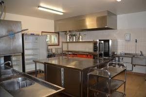 Sympathique bâtisse, ce restaurant est le seul établissement dans un village de 1500 âmes. 
200m2 divisés ainsi:
Au Rez de chaussée une salle de 70 couverts, une vaste cuisine équipée et sa réserve, la partie bar.
Au 1er étage une salle panoramique de 25 couverts et un appartement privé de 80 m2 (3 chambres, salle d?eau, bureau cuisine, salon)
Terrasse bar ombragée et terrasse restaurant d?environ 30 couverts.
Le bailleur est la mairie du village, l?établissement est ok pour toutes normes.