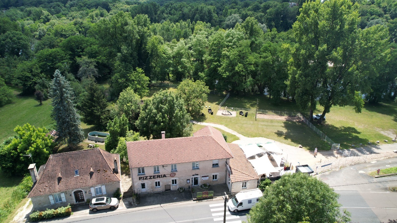 Murs et fonds de commerce bar/restaurant à reprendre

Murs et fonds de commerce à reprendre d'un bar restaurant pizzeria à l’emplacement stratégique localisé sur les berges de la rivière Dordogne entre Martel et Rocamadour. 

L’établissement bénéficie d’une grande visibilité, se situant le long d’un axe routier important du territoire qui assure des flux de passage importants tout au long de l’année.

La salle du restaurant d’une capacité de 38 couverts, peut être augmentée à 50 couverts. La salle a été entièrement rénovée en 2022, on retrouve une cuisine professionnelle équipée avec du matériel de la marque “Rational”, une zone de plonge indépendante, un coin bar et un coin pizzeria démontable avec 6 frigos, plan de travail, four à pizza.

A l'étage on retrouve un appartement de fonction moderne avec cuisine, salon, salle d'eau, WC et trois chambres.

A l’extérieur on retrouve une belle terrasse d’une capacité de 100 couverts et un grand jardin clôturé de 5 200m² en contrebas qui s’étend jusqu’aux berges de la rivière Dordogne.

L'établissement détient une licence IV, est aux normes PMR, a décroché le label qualité tourisme et dispose de nombreuses places de stationnement.

En plus du restaurant, si maintien de l’activité pizzeria, possibilité de racheter deux bornes à pizza actuellement en exploitation et propriété des cédants. 

L’emplacement stratégique permettrait un changement de concept, notamment un développement tourné sur l’extérieur avec la création d’un concept de bar, guinguette au bord de la rivière.

Prix de vente :  murs + fonds : 455 000 €
Exclusivement vente murs et fonds de commerce 
Possibilité de crédit vendeur, montant à déterminer

Les points +  : 
- Emplacement stratégique entre Martel et Rocamadour, deux hauts lieux touristiques de la vallée de la Dordogne lotoise.
- Un établissement rénové en 2022 avec goût et aux normes PMR, hygiène…
- Un logement privé et moderne de trois chambres situé au-dessus du restaurant. 
- Un jardin privé de 5 200 m² avec un accès direct à la rivière et sans vis-à-vis.
- Hébergements touristiques (village de vacances, camping) à proximité directe du restaurant.
- Possibilité de racheter en complément l’activité de deux bornes à pizza mise en place par les gérants actuels.