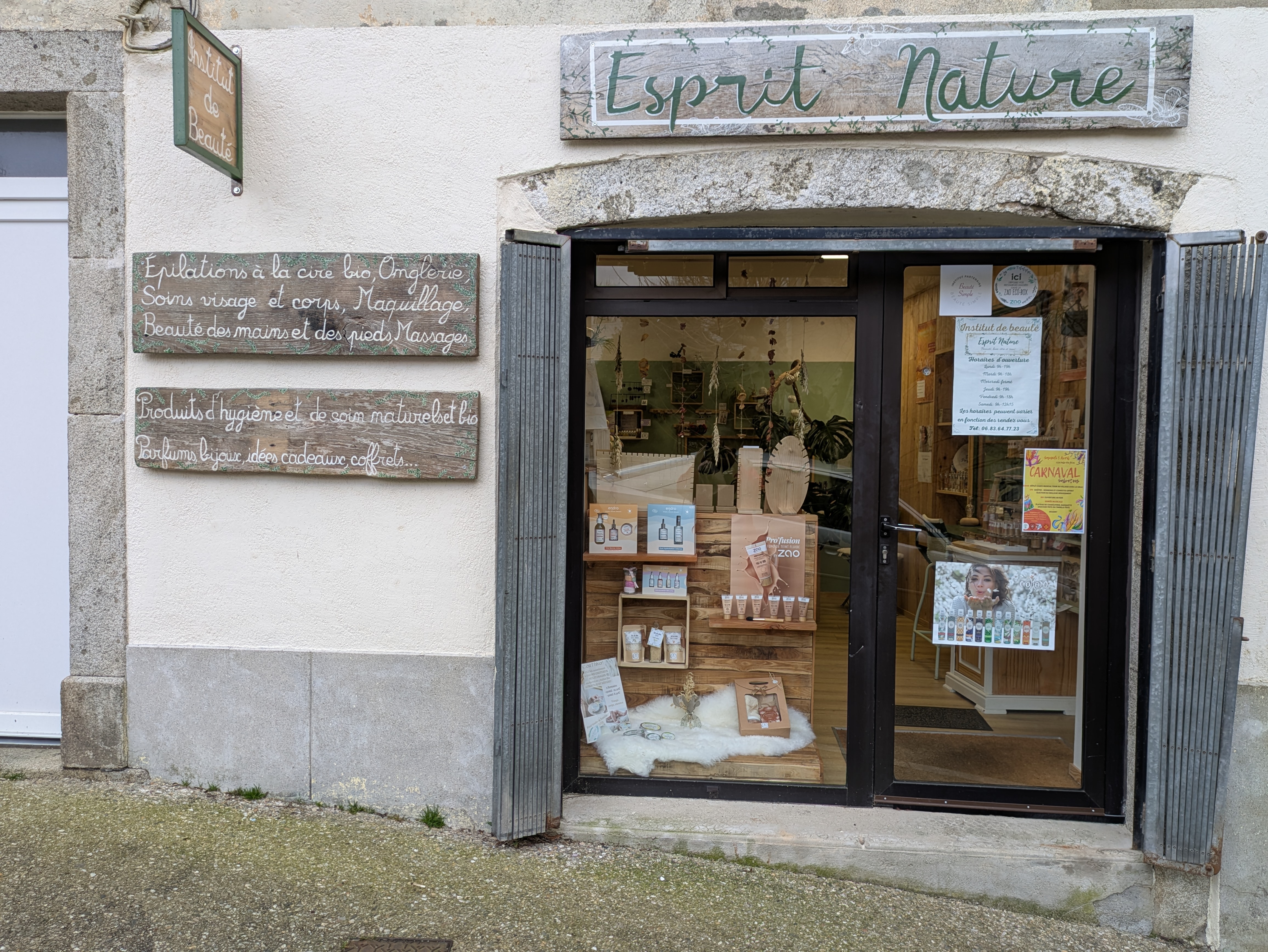 A VENDRE
Joli fonds de commerce institut de beauté.
Pour cause de changement de projets de vie.
Situé dans une rue passante de la commune de la Salvetat sur Agout. Commune très touristiques.
Clientèle agréable et fidèle.
Stationnement aisé dans la rue de l institut.
L' éthique de l institut est à ce jour basé sur des produits naturels et bio ,de la cosmétique et artisanat local .
Très beau local entièrement rénové en 2022, comprenant une cabine de 14m² avec une douche, une réserve de 3,5m² , un espace de vente de 18m²,avec espace onglerie et maquillage.Un wc avec lave mains. Une jolie petite vitrine ainsi qu' un rideau de sécurité métallique .
Système de chauffage avec clim réversible.
Vendu avec tout le matériel et le stock existant ( si intéressé, le montant sera calculé au moment de la vente),le nom, le fichier clientes, la ligne téléphonique et page facebook, droit au bail.
Le repreneur peu travaillé directement après l' achat.
Possibilité d’accompagnement sur 1 mois pour une meilleur passation de la clientèle.
Loyer de 500 € mensuel.
Ouvert à ce jour environ 4 jours / semaine.
Fort potentiel de développement.
Prix du fond: 20 000€
prix négociable.
N’hésitez pas à me contacter pour plus de détails,
Julie Cara d’ esprit nature :06.83.64.77.23.