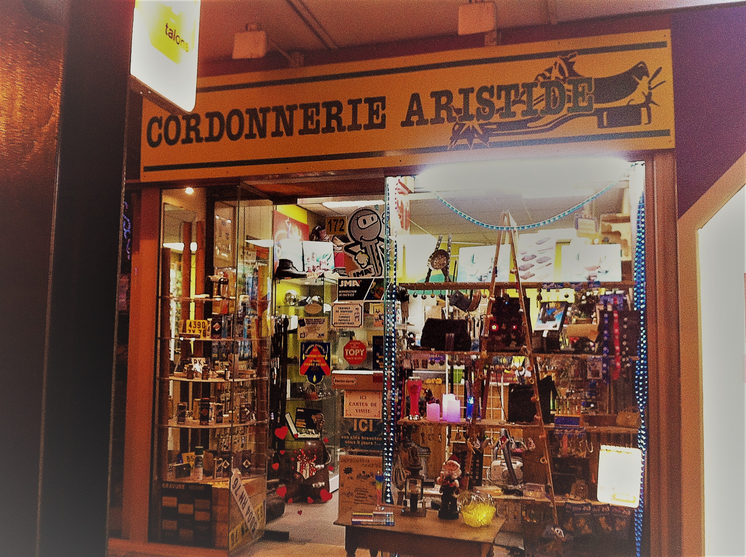 Cordonnerie traditionnelle entièrement équipée dans une rue commerçante bien située de la banlieue rouennaise.
24 ans d'activité.