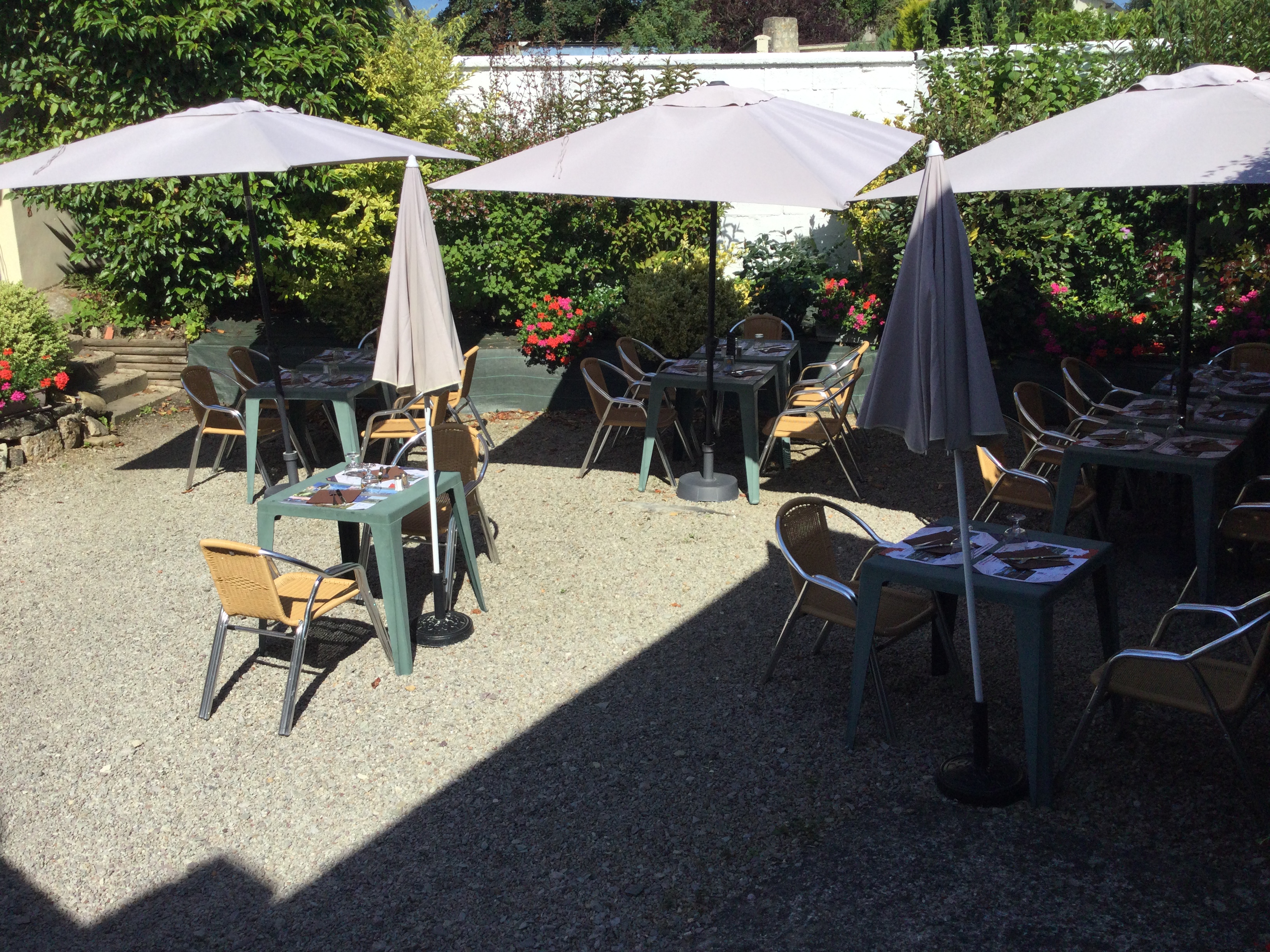 Restaurant, crêperie, bourg de 3000 habitants, proche Sainte Mère Eglise (site du débarquement 1944).
2 salles avec une capacité totale de 42 personnes.
Terrasse extérieur coté jardin.
Idéal pour un couple.
Places de parking devant le restaurant.
Cuisine avec grillades, friteuse, 2 galetières, four mixte, salade chef, 4 feux vifs, plaque cuisson, armoires réfrigérées  positive et négative.
Logement au dessus sur 2 niveaux avec 3 chambres, une grande pièce de vie, 2 salle d'eau, 2 WC.
Prix affiché murs et fond de commerce.