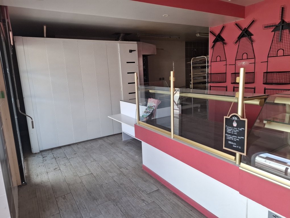 Bail commercial à vendre relatif à un commerce de Boulangerie-Pâtisserie.
Placé au cœur du village de 1250 habitants.
Ce commerce est équipé du matériel nécessaire à la fabrication sur place.
Un appartement de Type F3 est attenant au commerce.

Pour tous renseignements s'adresser à la Mairie au 02.38.97.83.91
