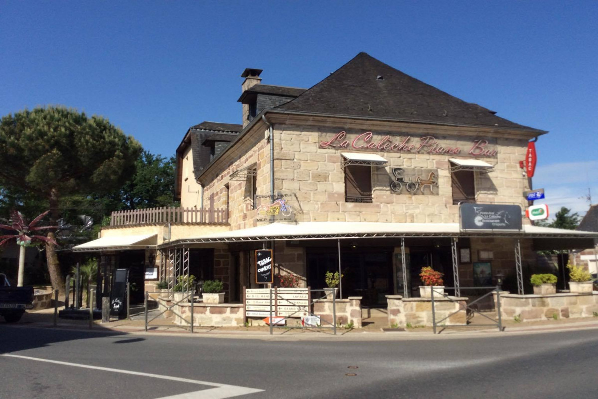 SITUE DANS COEUR DE VILLAGE PRES DE BRIVE EN CORREZE 
CAUSE DEPART EN RETRAITE, VENDS FOND DE COMMERCE ET MURS RETAURANT/BAR/TABAC/LOTO/PMU, CAPACITEE 100 COUVERTS INTERIEUR ET 150 EXTERIEUR (PARC) + 2 MAISONS HABITATION
CET ETABLISSEMENT GENERE UN GROS CA.
POSSIBILITE DE DISSOCIER LES MURS DU FONDS
ME CONTACTER PAR MAIL UNIQUEMENT