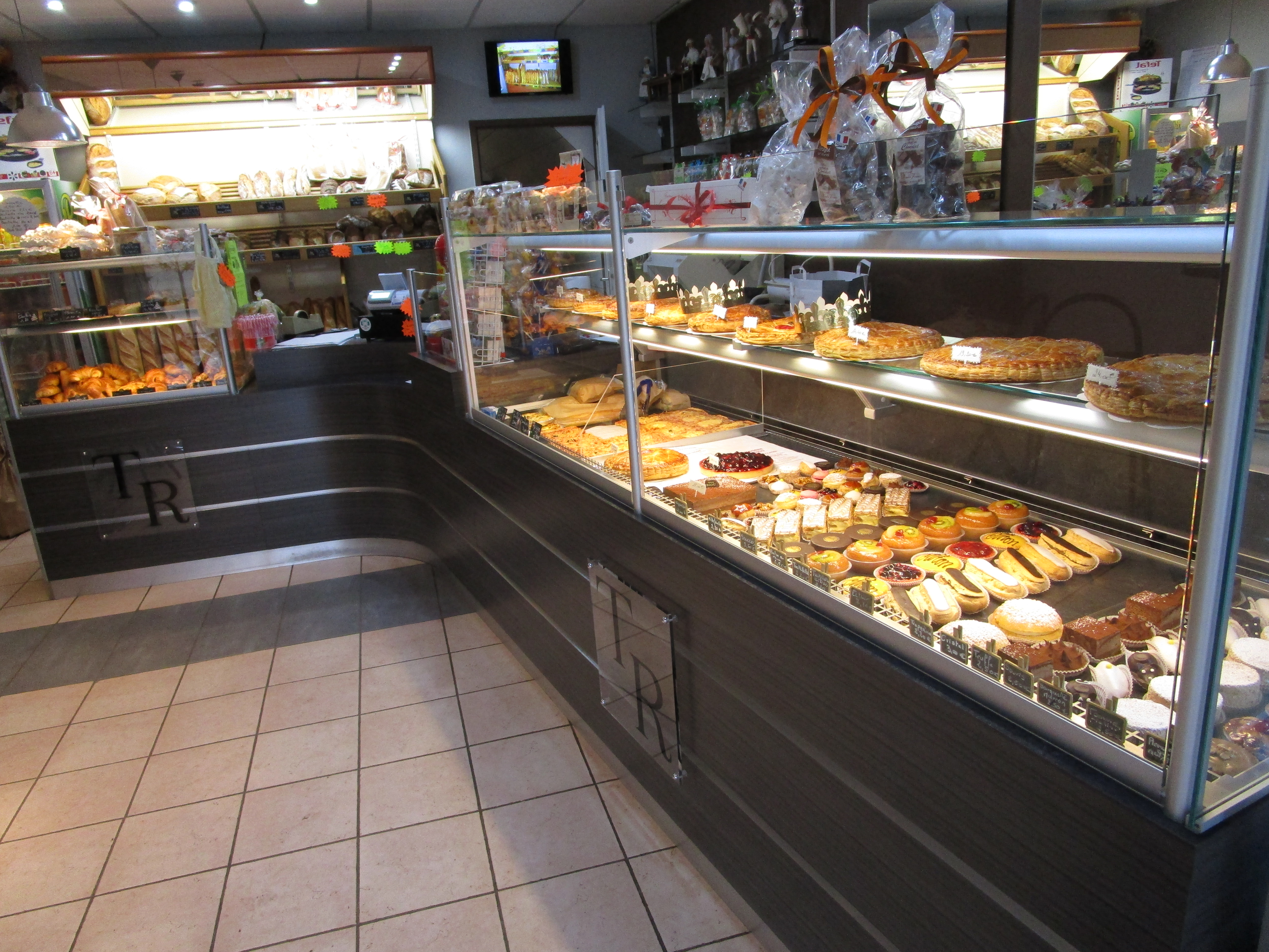 Vend Boulangerie Pâtisserie secteur Bio vallée, très bon chiffre d affaire, dans petit village très  
 dynamique, très bien desservi tout commerces.