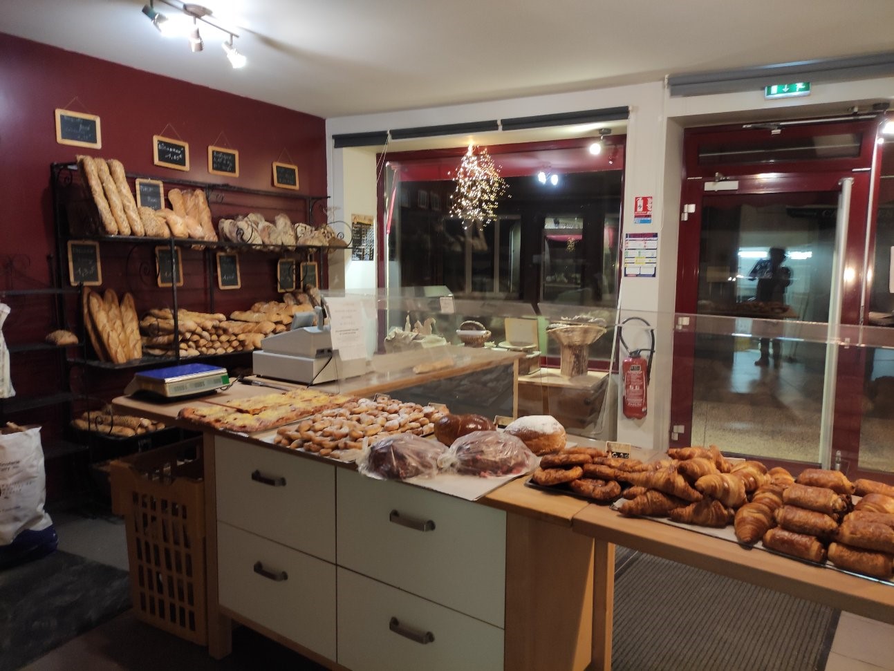 Au cœur du territoire du Mézenc, dans une petite commune rurale, au départ du chemin de Stevenson, à céder fonds de commerce de Boulangerie. 
Magasin, et laboratoires récemment refaits. Matériel récent, et très bien entretenu. Four Bongard de 2016. Boulangerie exploitée en couple. 
Possibilité de développer les activités telles que pâtisserie, traiteur, …
A l’heure actuelle, boulangerie « pure ».
2,5 jours consécutifs de fermeture par semaine. 5 à 6 semaines de congés annuels. 
Loyer mensuel de 857 €/mois comprenant le magasin, le laboratoire, et l’appartement F4 rénové, occupé par les exploitants, appartement situé au-dessus du fonds de commerce, donnant sur la rue principale du village. 
Parking devant, ou à proximité. 
Chiffre d’affaires stable, si intéressé ou plus de renseignements nous contacter.