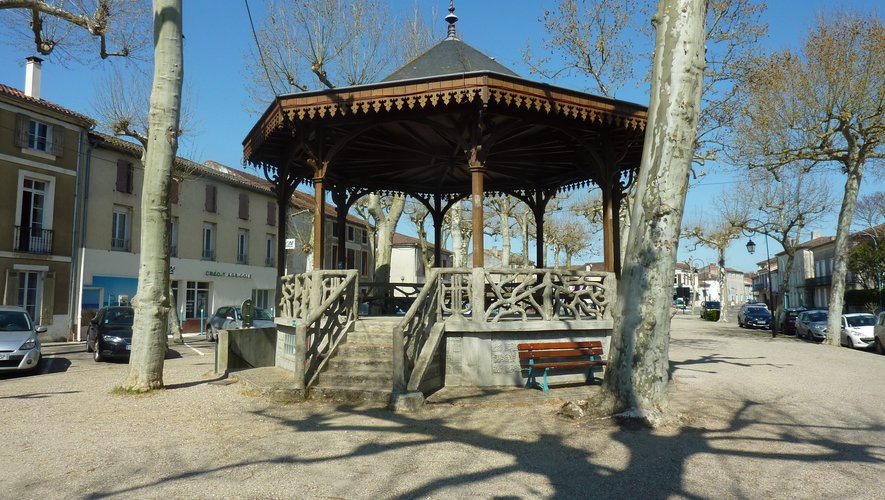 Je vends mon fonds de commerce de Fleuriste et accessoires de décoration.

La boutique existe depuis plus de 30 ans, idéalement située au cœur d’un village attractif de 2 300 habitants.

Au centre du village, avec tous les commerces à proximité, écoles, bureau de tabac, presse, boulangerie, bar, restaurant, banque, assurance, vêtements… stationnement gratuit sur la grande place arborée et touristique en face.

La boutique bénéfice d’une clientèle fidèle et d’un passage obligatoire devant la devanture de 8 mètres avec large trottoir pour exposition des fleurs, des compositions, plantes….

Boutique chaleureuse de 30 m2, d’une réserve de 6 m2 et d’une cave de 20 m2, prête à travailler immédiatement, aucuns travaux urgents à prévoir. La remettre à votre goût éventuellement (possibilité de réduire la réserve à 3 m2 et d’augmenter la taille du magasin d’environ 10 m2..

Je travaille avec 1 apprentie.

Activité diversifiée : fleurs coupées, compositions florales, plantes, articles décorations et cadeaux, bijoux fantaisie, sacs et cabas…

Partenariats avec les Pompes funèbres locales et les professionnels des évènements, adhésion au réseau Florajet.

Potentiel de développement : ateliers floraux, livraison, partenariats avec professionnels et mairies, e-commerce…

Petite présence sur les réseaux Facebook et Instagram.

Prix de cession : 48 K€