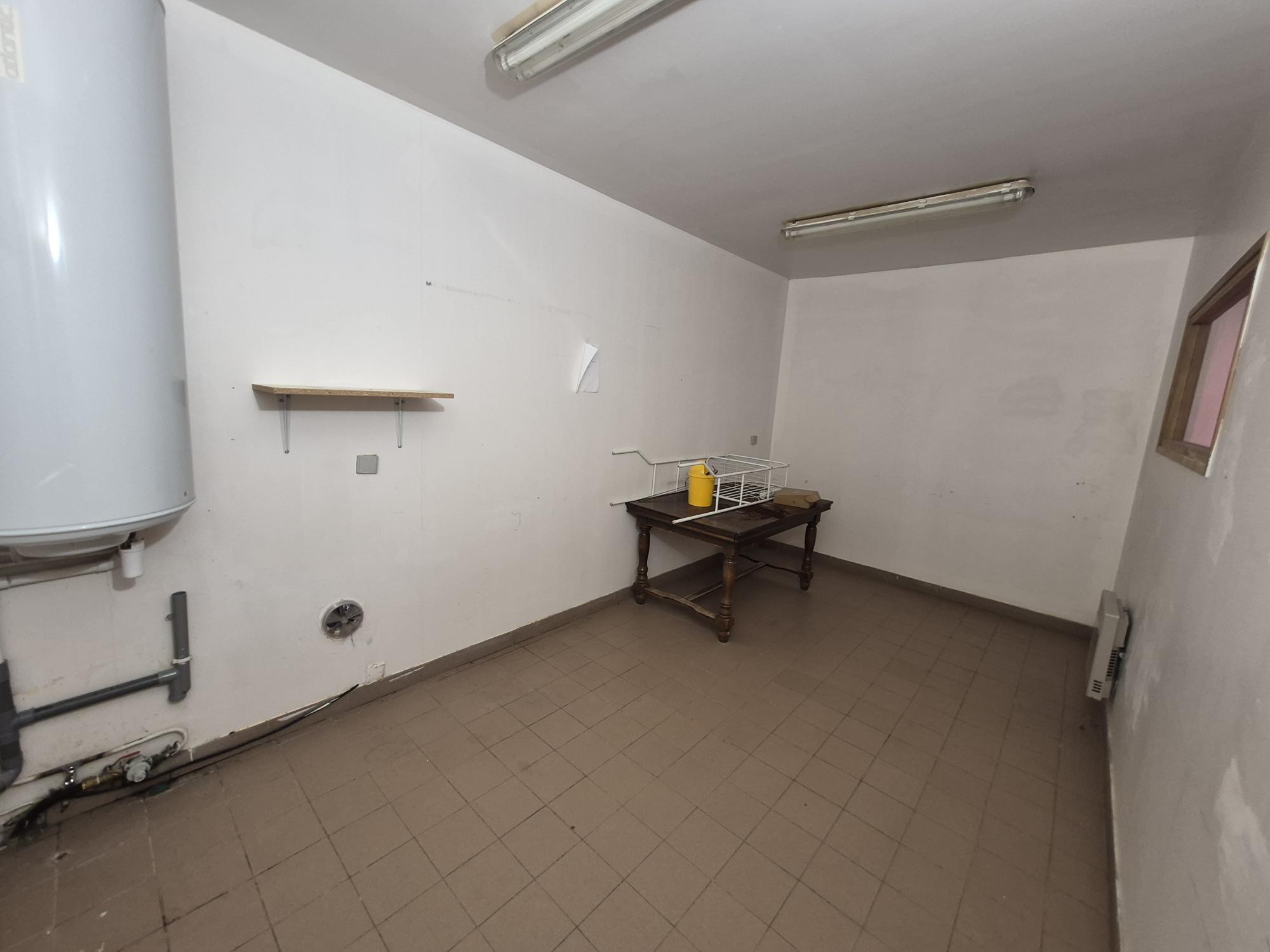 À louer – Local commercial de 131 m² – Champfleur (72610)

La commune de Champfleur propose à la location un local commercial de 131 m², idéalement situé à proximité immédiate du centre-bourg et mitoyen d'un salon de coiffure, offrant une bonne visibilité et un environnement commercial déjà établi.

Anciennement exploité en boulangerie-pâtisserie, ce local est parfaitement adapté à cette activité grâce à ses aménagements existants, mais il peut également convenir à de nombreux autres projets commerciaux, artisanaux ou de services, sous réserve de leur compatibilité avec les lieux.
Le bien dispose également d'un espace extérieur privatif clos d'environ 150 m².

Loyer : 530 € HT par mois.

Situé au cœur d'un bassin de vie d'environ 4 000 habitants, ce local représente une belle opportunité pour développer une activité de proximité.

Pour tout renseignement complémentaire ou pour organiser une visite, merci de contacter la Mairie de Champfleur.