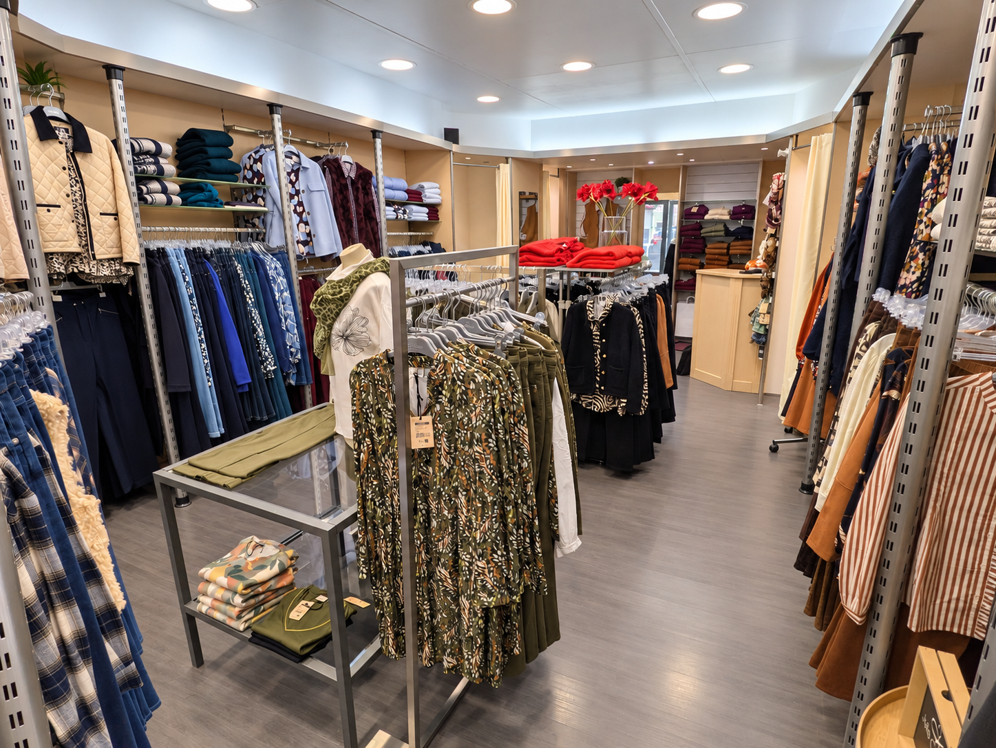 Vente d'un fonds de commerce de prêt-à-porter & accessoires féminins, idéalement situé au cœur de la rue Pasteur, principale artère commerciale du centre-ville de Landivisiau. Bénéficiant de nombreuses places de stationnement gratuites dans la rue, et située à proximité de nombreux commerces et services, cette boutique multimarques indépendante, saine et rentable, représente une belle opportunité de reprise avec un local entièrement équipé et un emplacement n°1.

La boutique Julie propose une large sélection de collections issues de marques reconnues à l’image de Julie Guerlande, Rabe ou encore Stark, dont l’exclusivité localement assure une clientèle fidèle.

Le local est composé d’un espace de vente de 40m², d’une réserve de 10m² environ, ainsi que d’une vaste arrière-pièce à aménager, avec coin cuisine. L’accès au local est entièrement sécurisé grâce à une grille métallique.

Fonds de commerce : 40 000€ + stocks (valeur actuelle d’environ 40 000€).

Murs commerciaux : disponibles à la vente ou à la location.

Performances commerciales :

CA HT 2025 : 143 600€.
Résultat net 2025 : 24 528€.

Dans le cadre du départ à la retraite de la gérante, installée depuis près de quarante ans, ce commerce bénéficiant d’une excellente réputation sur le secteur, est disponible à la reprise dès à présent, avec un accompagnement à la reprise possible si souhaité.