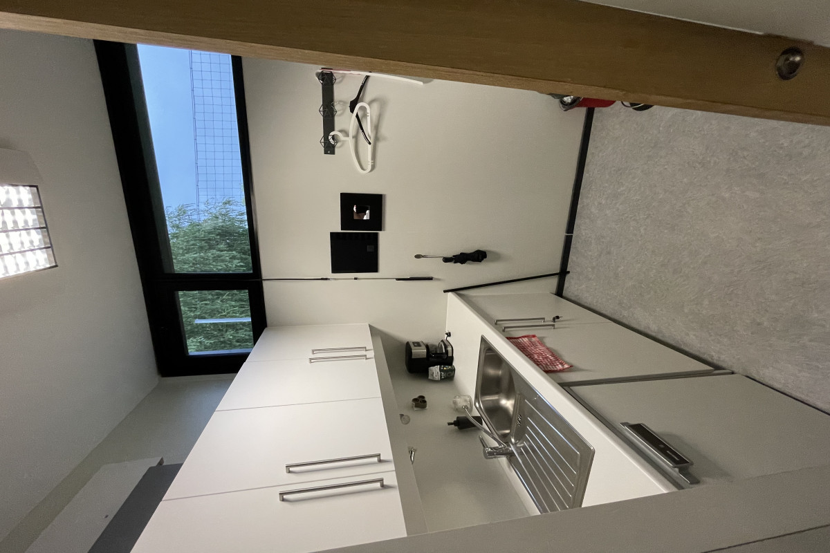 grand espace isolé dans une maison médicale avec salle de musculation et 3 cabines indépendantes, petite cuisine et bar d'accueil.
Maison médicale : 2 médecins, une osthéopate,  une orthophoniste, une psychologue, 3 infirmières et 1 infirmière thérapeutique