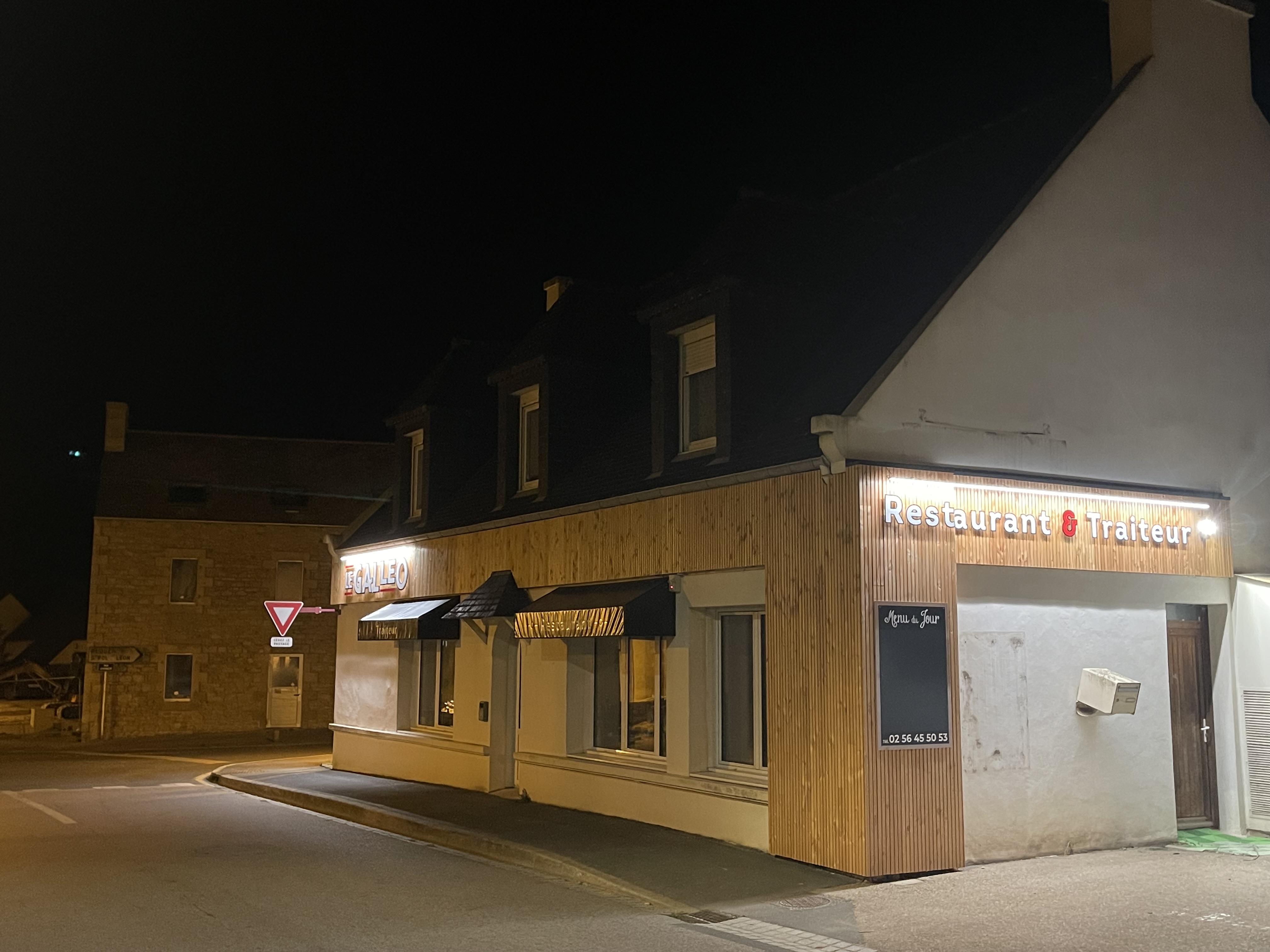 Bonjour,
A 10 minutes des plages de sable blanc du Nord Finistère, sur la commune de Mespaul et dans un magnifique petit bourg un  restaurant renommé, Thierry et Erwin vous accueillent dans leur restaurant et Thierry, fait valoir ses droits à la retraite et vend son fond de commerce, 1 petite salle de 28 couverts, une grande salle de 50 couverts et à l'extérieur une possibilité de terrasse.
Un très gros potentiel d'évolution car le restaurant est ouvert du lundi au vendredi de 6h à 15h et le vendredi soirée pizzas à emporter et traiteur week-end.
Possibilité de  logement à l'étage pouvant servir de logement de fonction avec 3 chambres salle salon SDB WC. Les murs appartiennent à la mairie. Loyer commercial 838HT pas de salarié .
Prix demandé 110000€