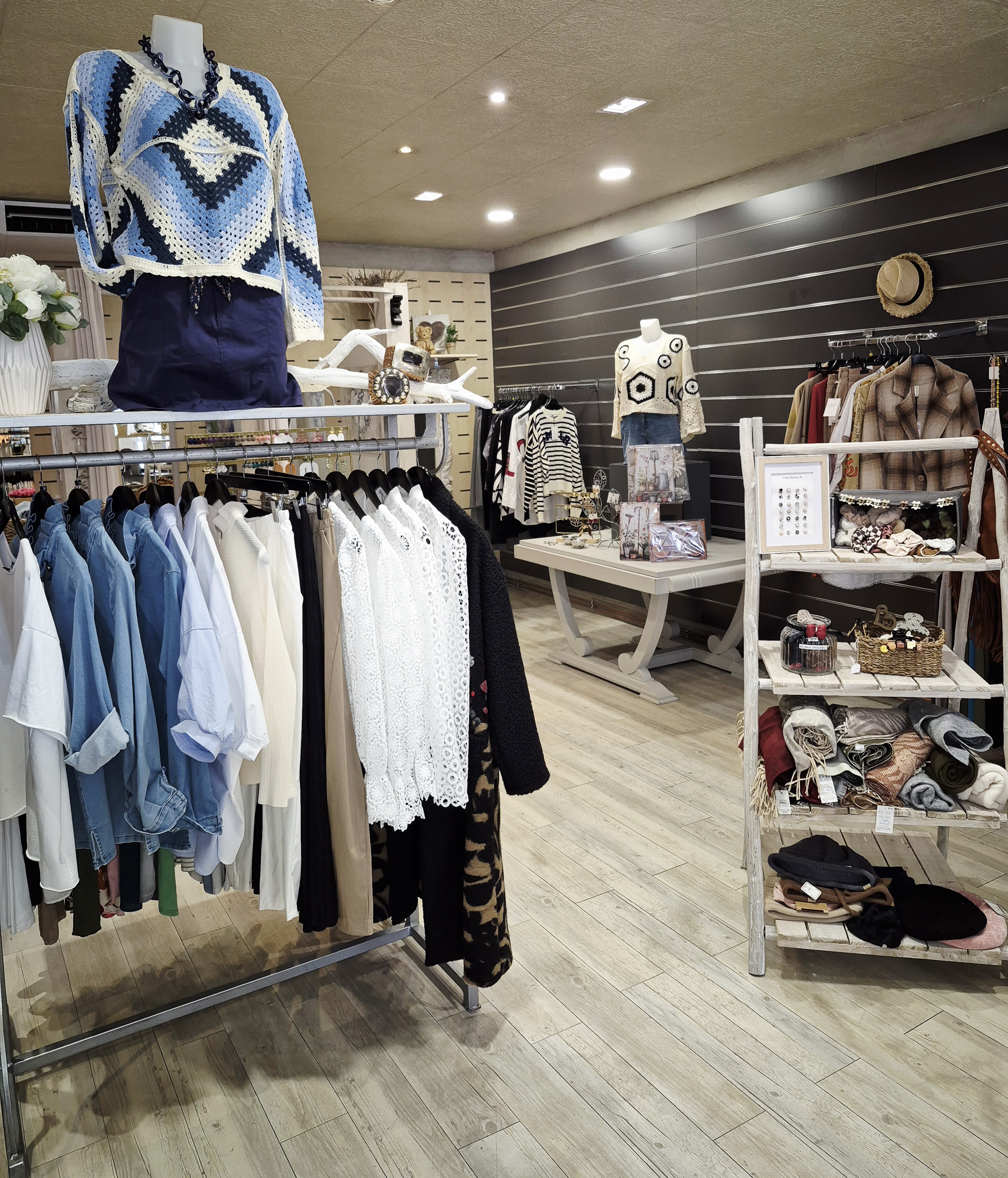 Vente pour cause de réorientation.

Jolie boutique entièrement repensée pour un accueil chaleureux ; reprise clé en mains.

60m2 de surface de vente + 30m2 de réserve (ouvrant sur l'extérieur) avec évier et petit chauffe-eau  + WC séparé.
Caisse au normes LNE, système de climatisation réversible (changée en juillet 2024)
3 Cabines d'essayage
Mobilier adapté 

Commerce idéalement situé dans le centre ville.

Bail tout commerces offrant de multiples possibilités d'exploitation avec loyer très raisonnable.